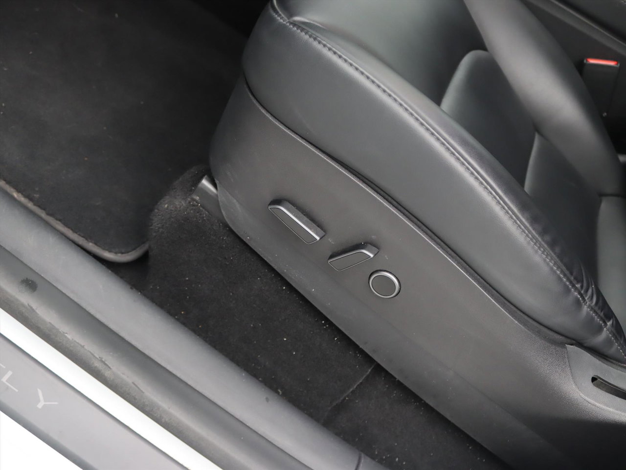 Tesla Model Y Long Range AWD 75kWh 351pk [ AMD RYZEN+AUTOPILOT+19 INCH+PREMIUM AUDIO ] 24