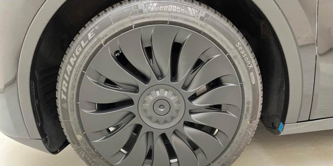 Tesla Model Y Long Range Dual AWD 5