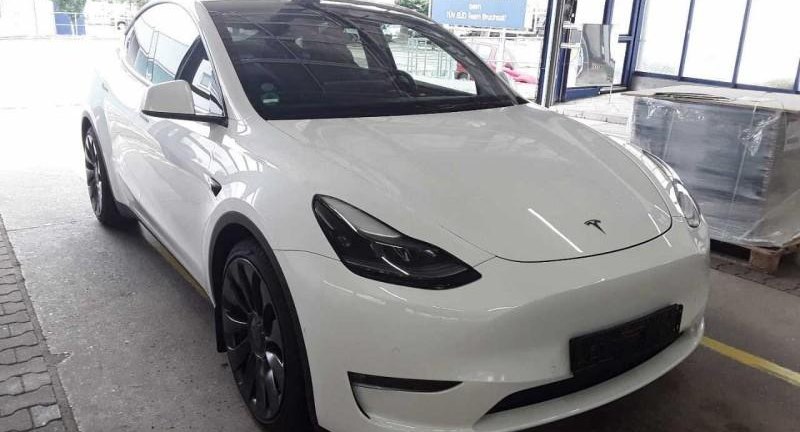 Tesla Model Y Performance Dual AWD 2