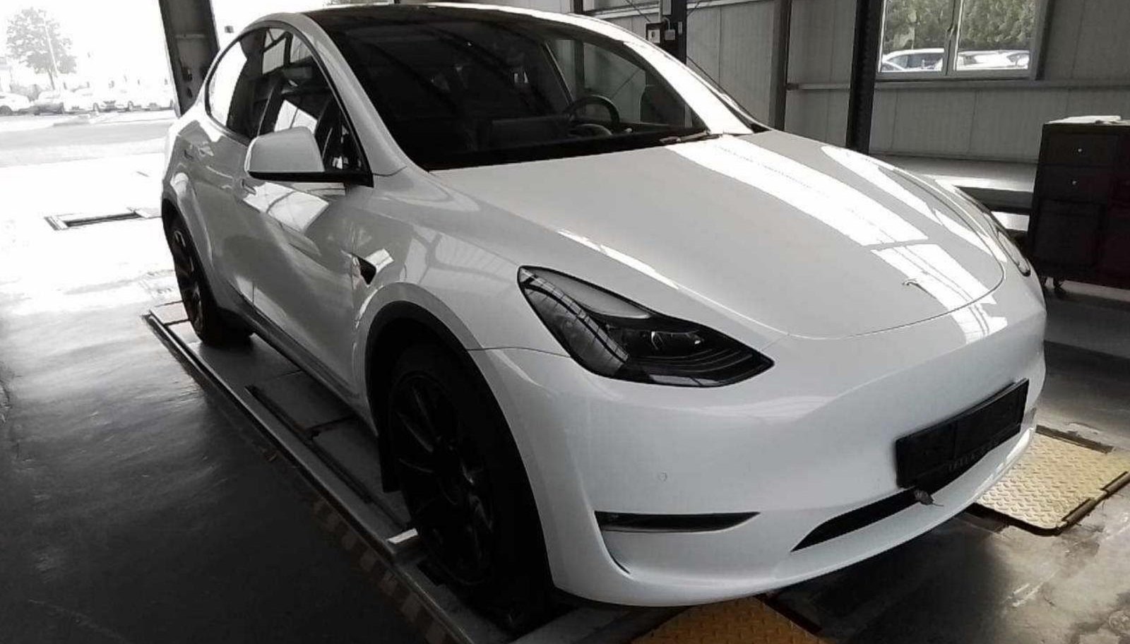 Tesla Model Y Long Range Dual AWD 2