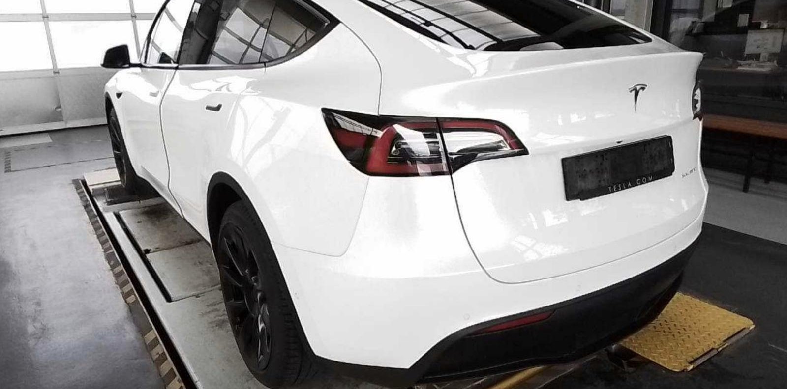 Tesla Model Y Long Range Dual AWD 3