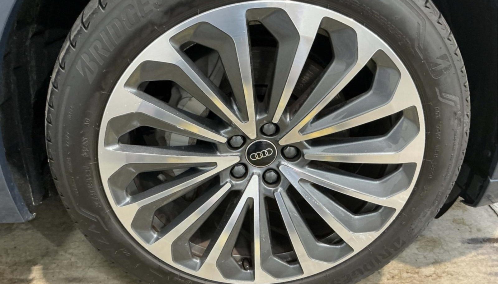 Audi Q8 S-Line 3