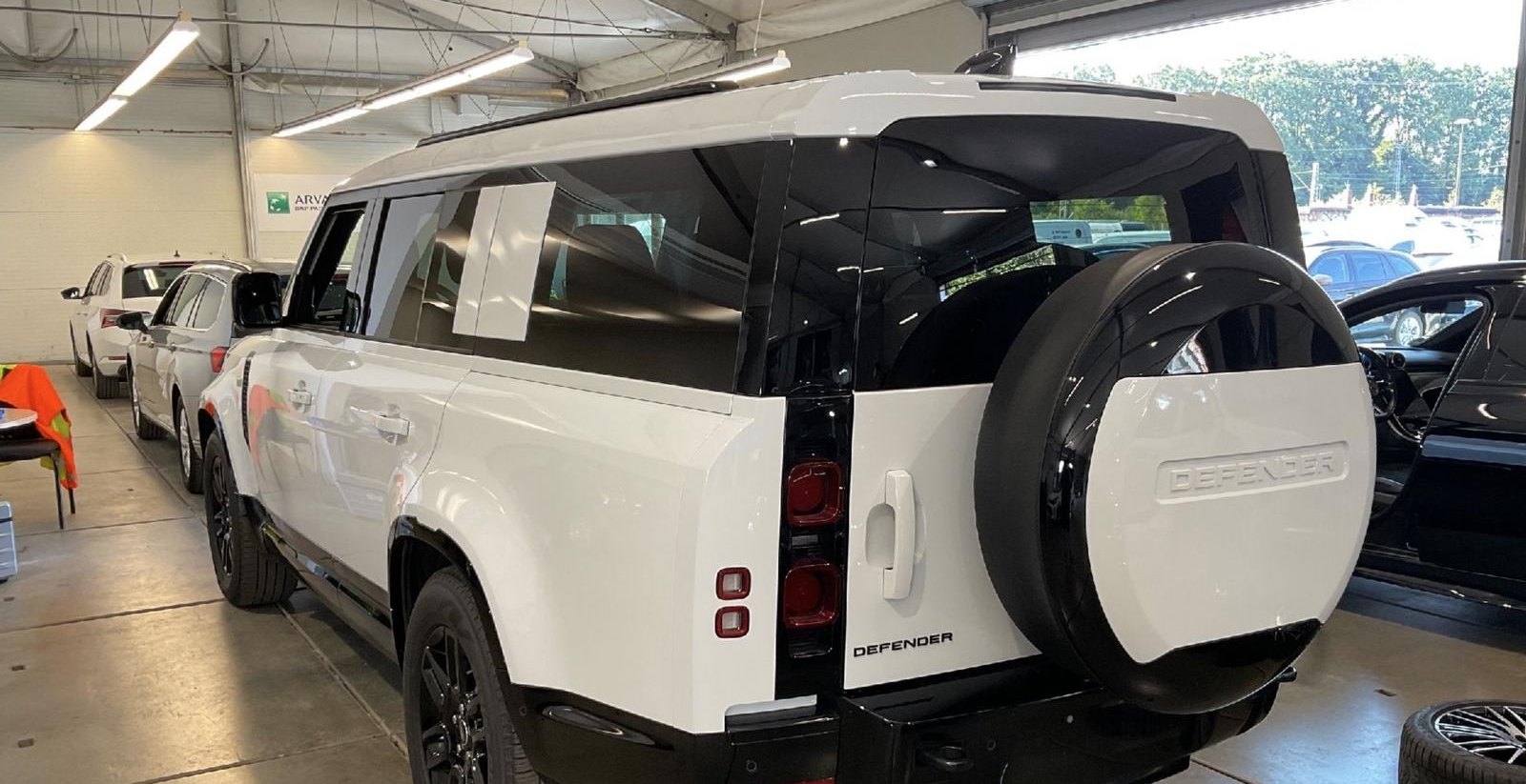 Land Rover Defender 130 X-Dynamic HSE 11