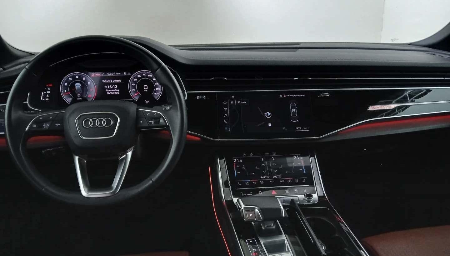 Audi Q8 S-Line 8