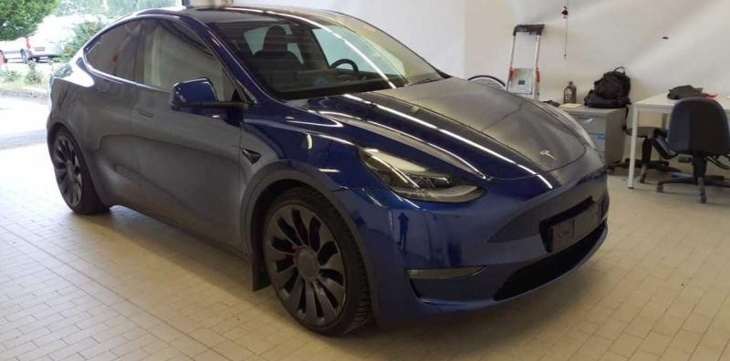 Tesla Model Y Performance Dual AWD 9