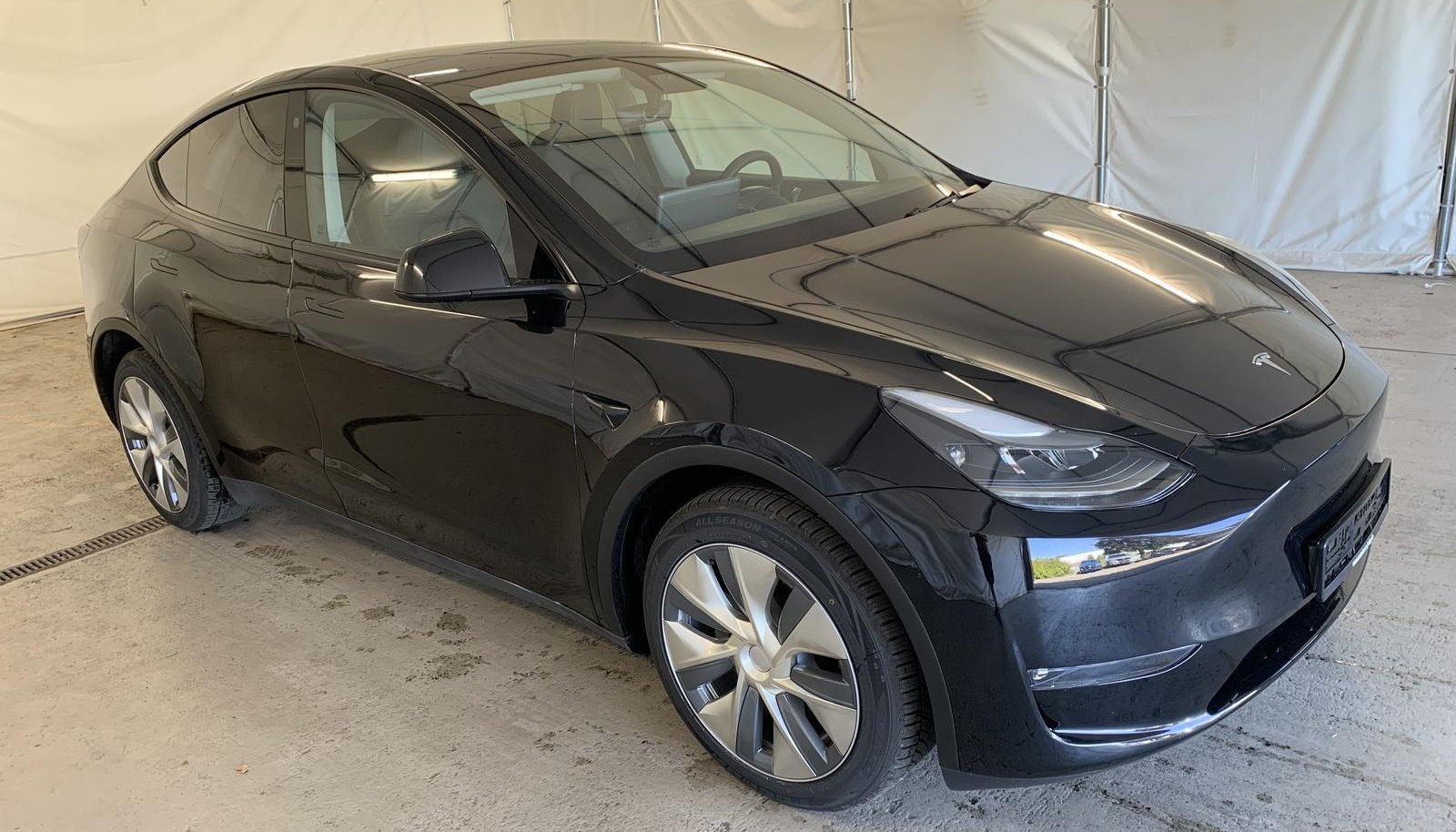 Tesla Model Y Long Range Dual AWD 2