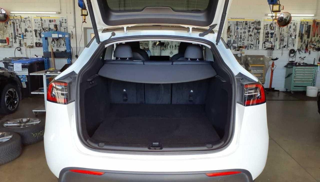 Tesla Model Y Long Range Dual AWD 11