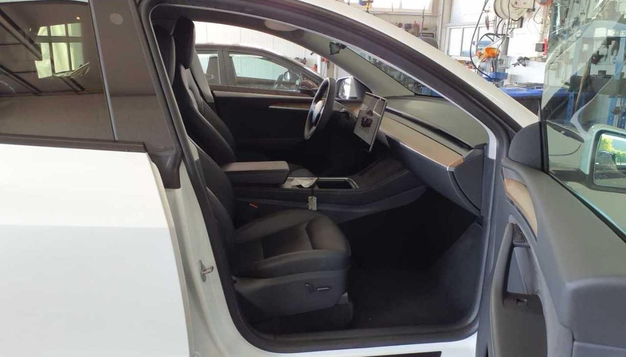 Tesla Model Y Long Range Dual AWD 6