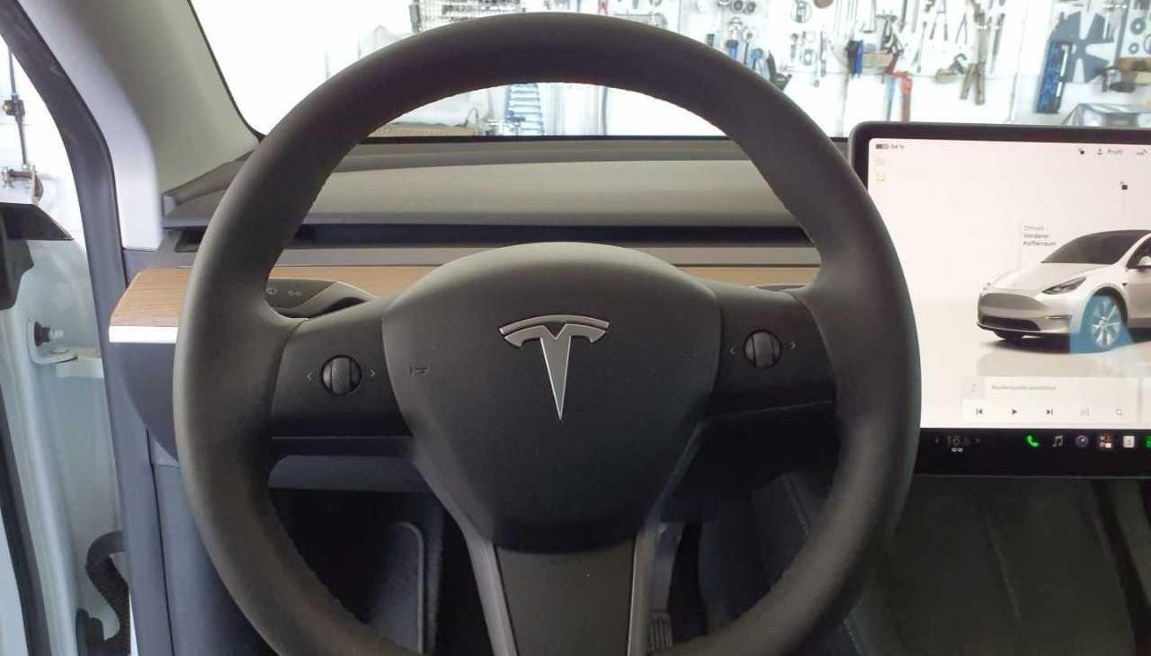Tesla Model Y Long Range Dual AWD 8