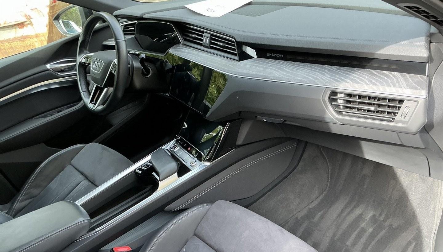 Audi Q8 S-Line 3