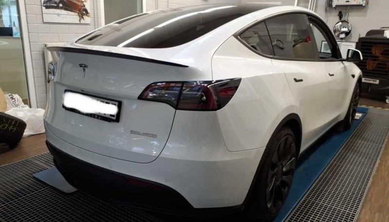 Tesla Model Y Performance Dual AWD 2