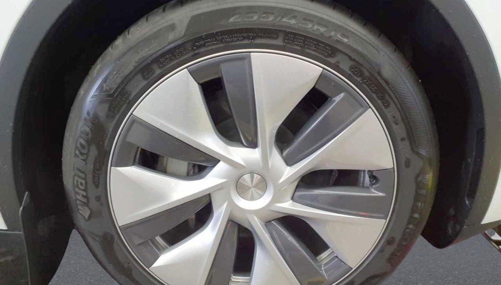 Tesla Model Y Basis RWD 9