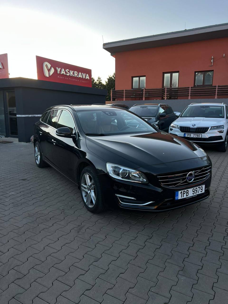 Volvo V60 Plug hybrid (283koni)