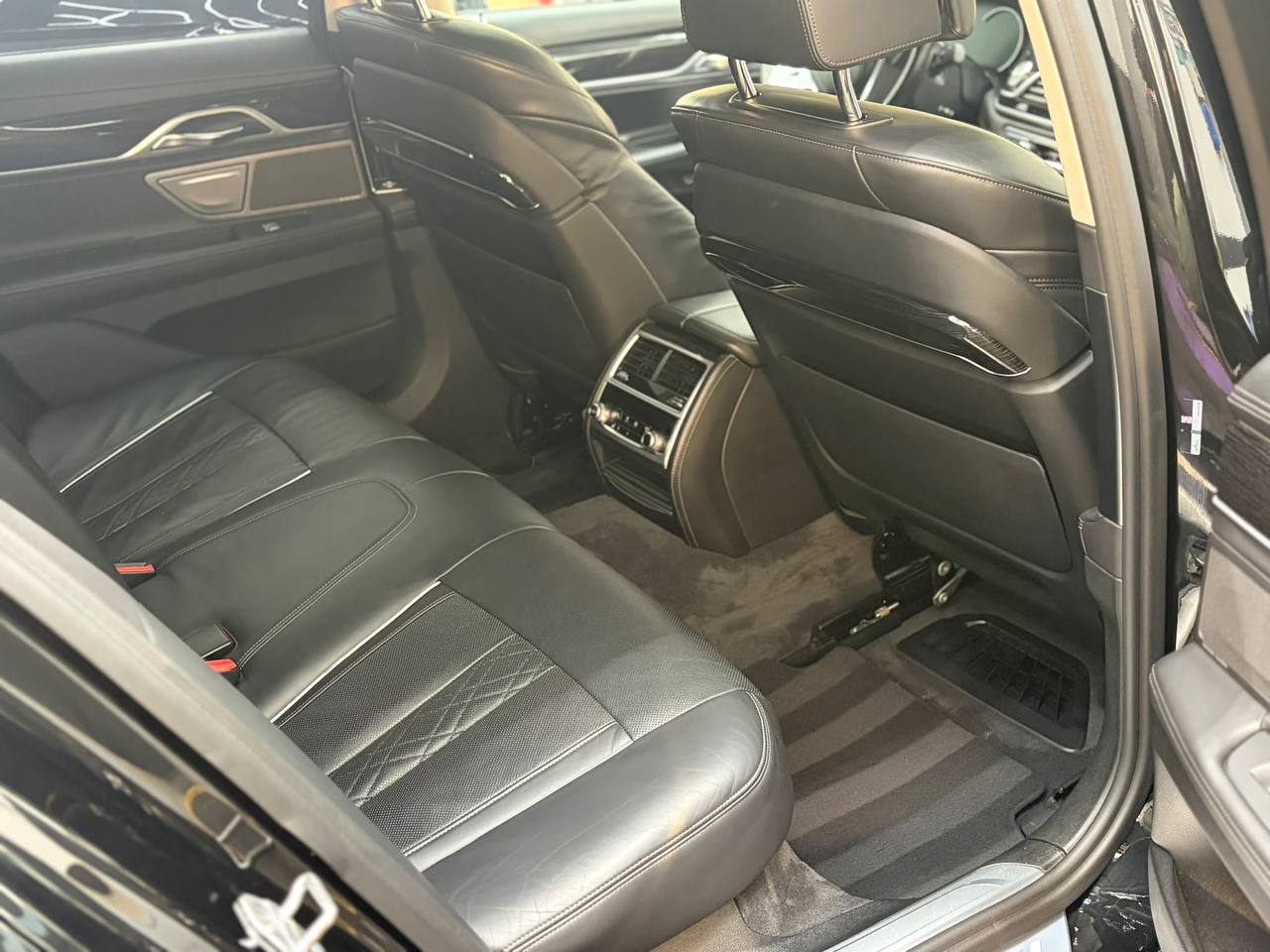 BMW 750i Individual M Sport 2017 3