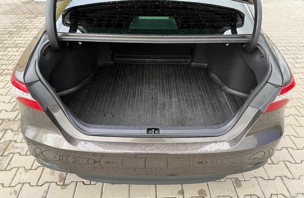 Toyota Camry 2.5 Hybrid 2019 10