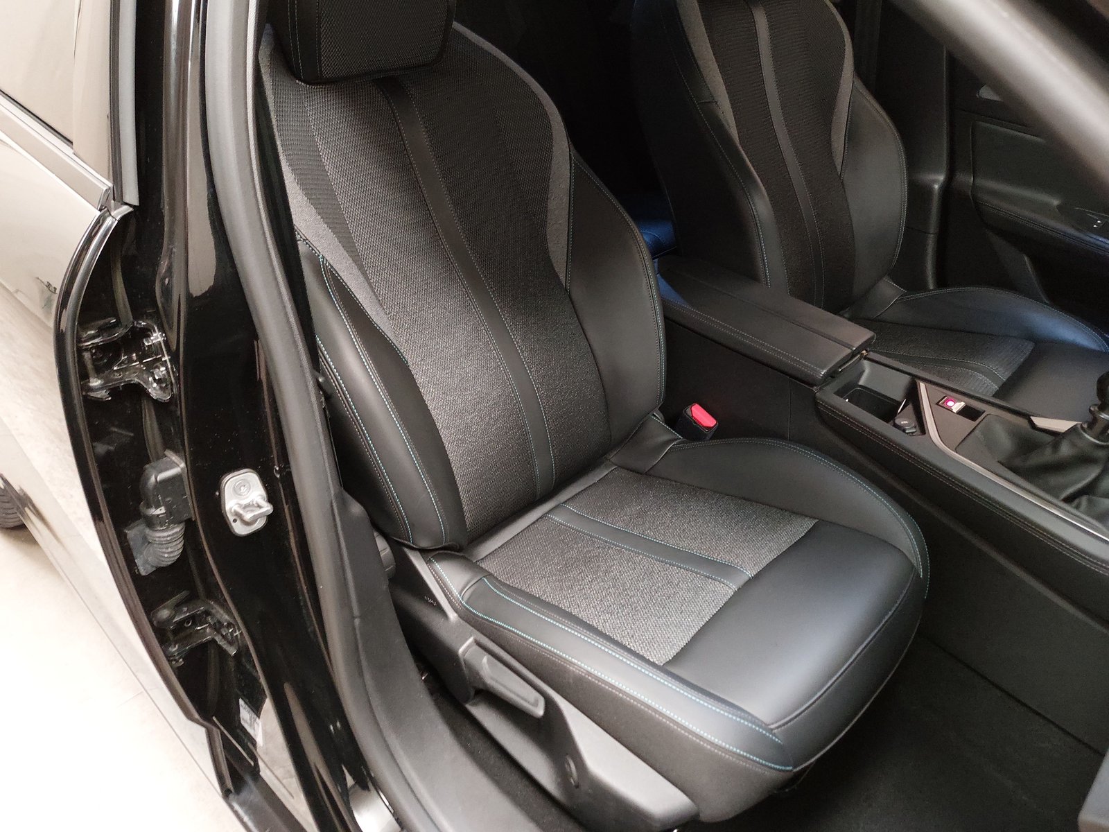 Peugeot 308 SW 1.5 BlueHDI Allure T-Leder Navi Shz LED ACC 10