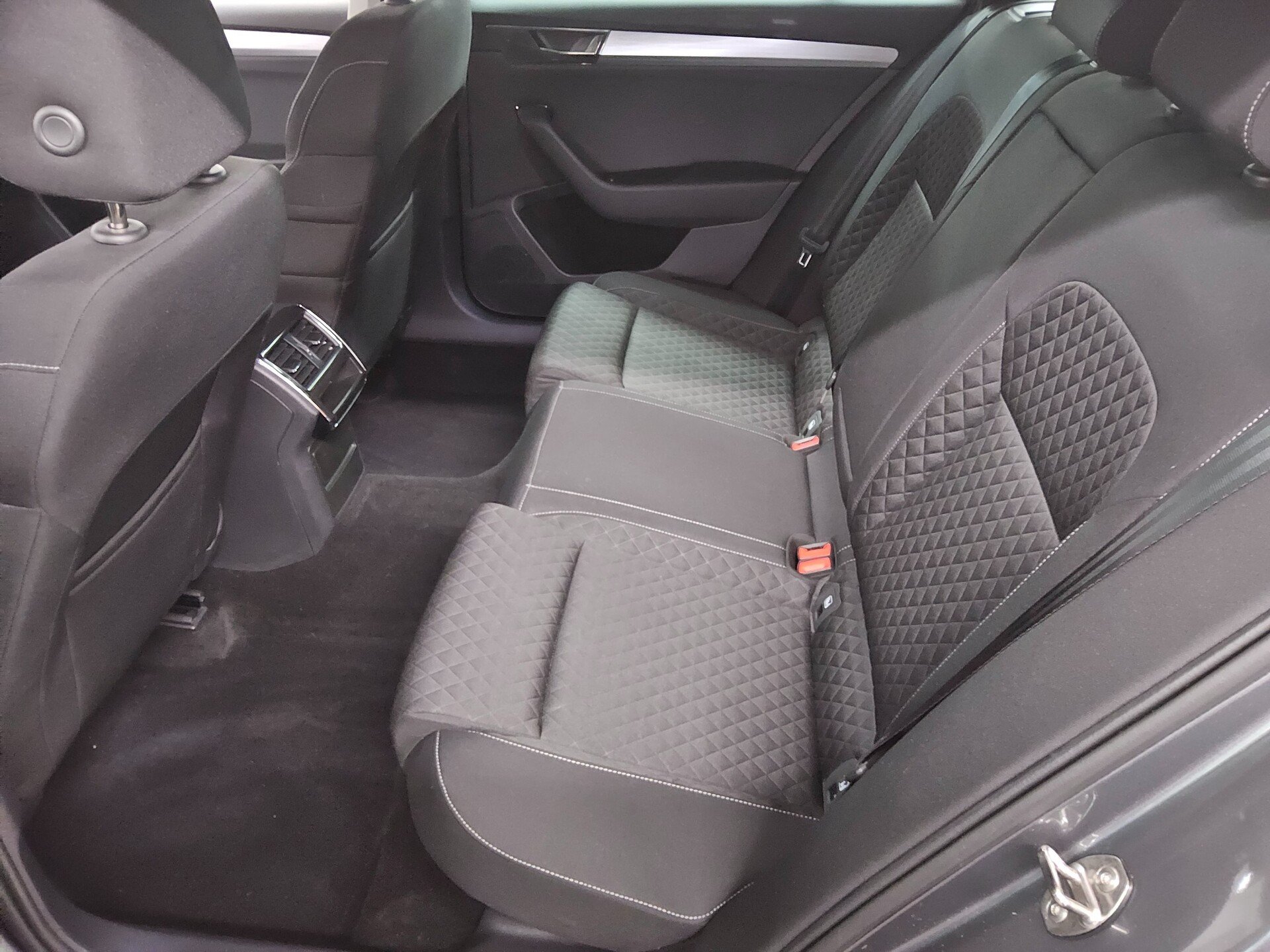 Skoda Superb Kombi 2.0 TDI Ambition Navi LED vc ACC 13