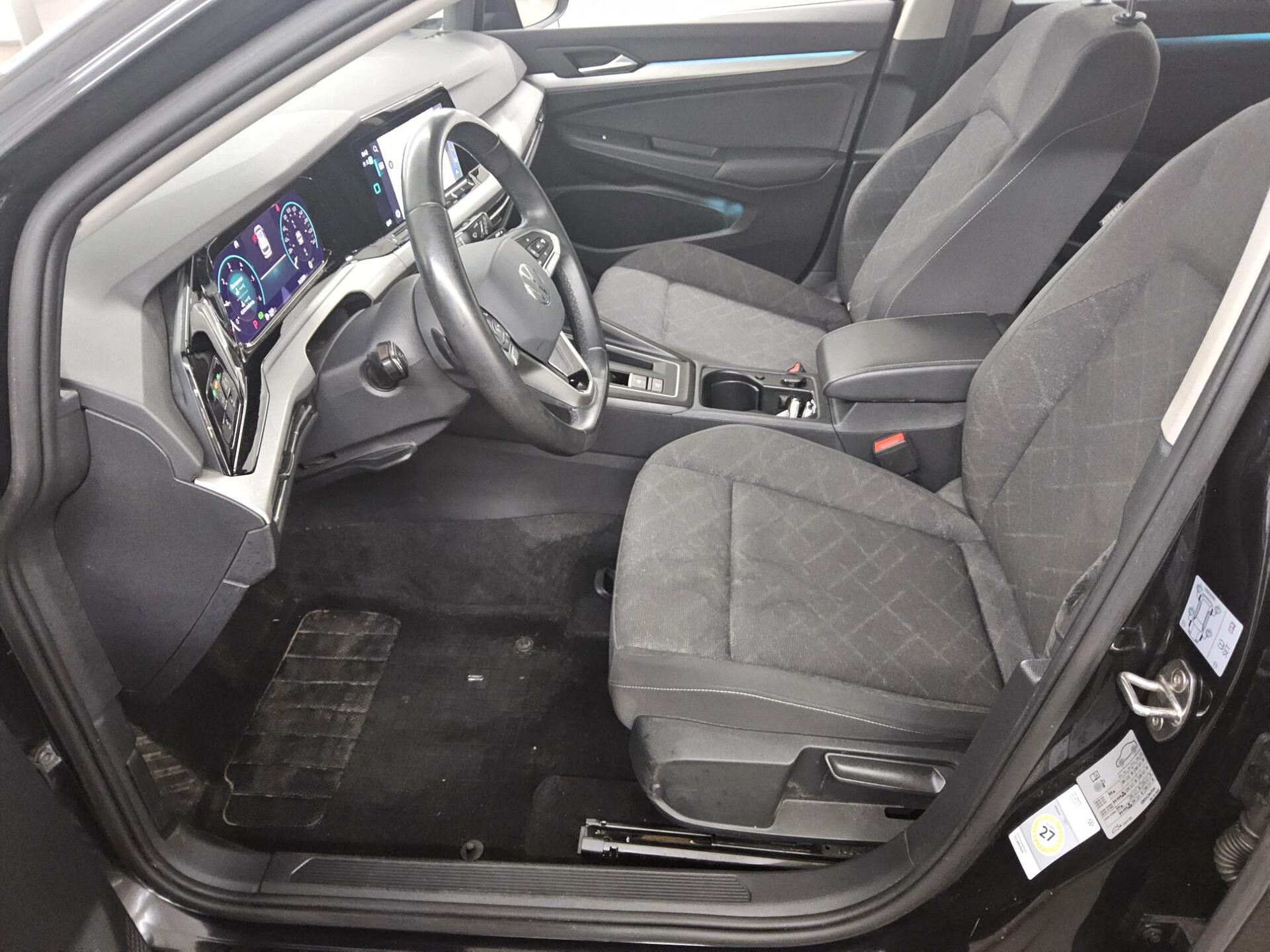 Volkswagen Golf-8 Var. 2.0 TDI Life Navi LED DC PDC 9