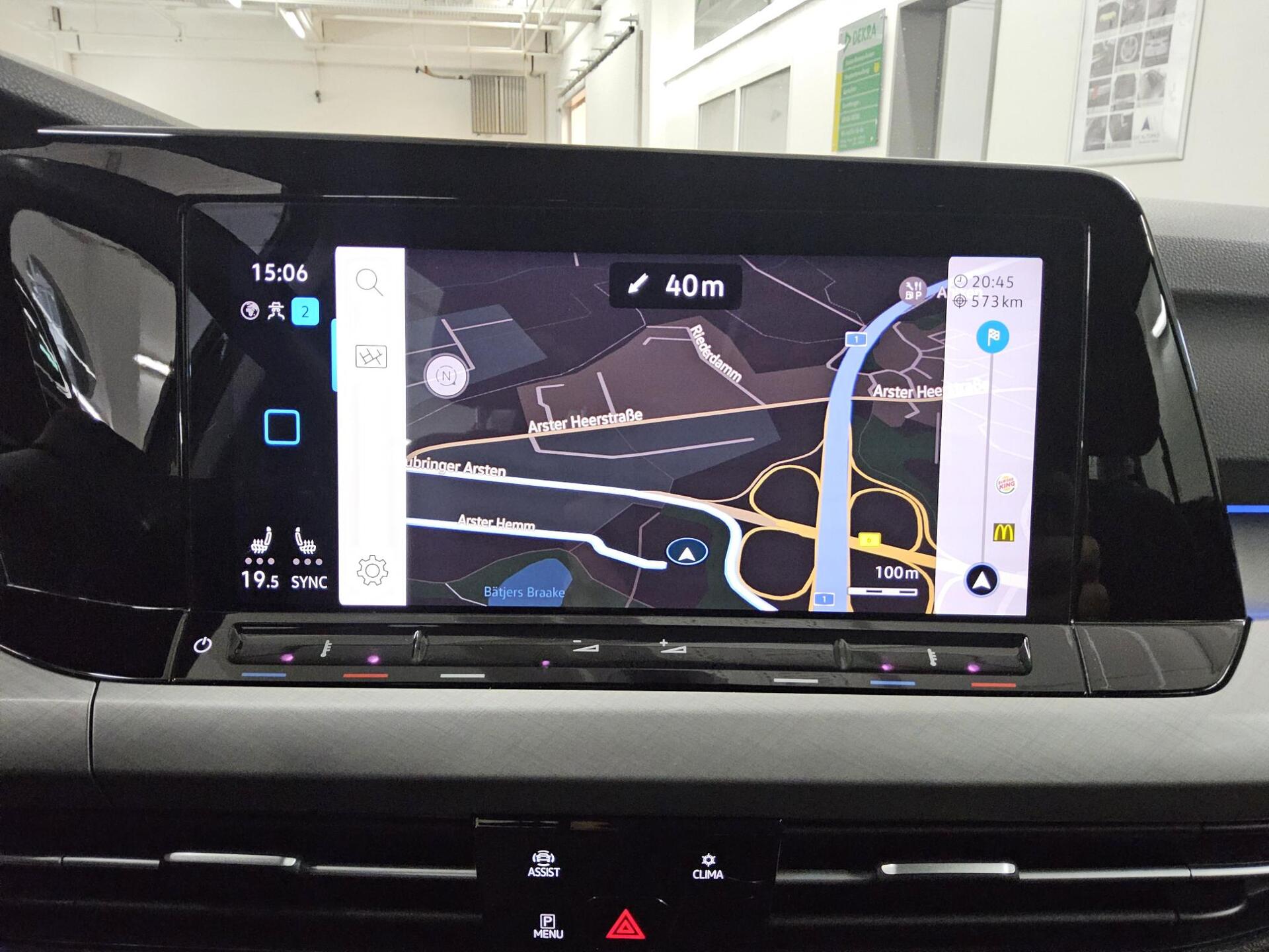 Volkswagen Golf-8 Var. 2.0 TDI Life Navi DC LED 7