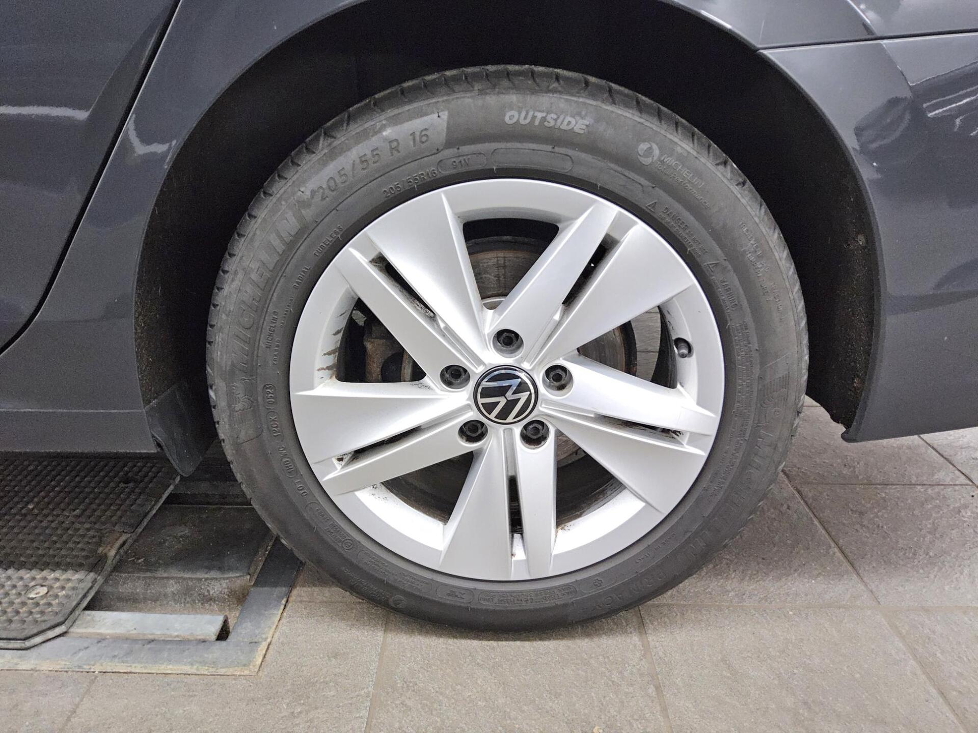 Volkswagen Golf-8 Var. 2.0 TDI Life Navi DC LED 11