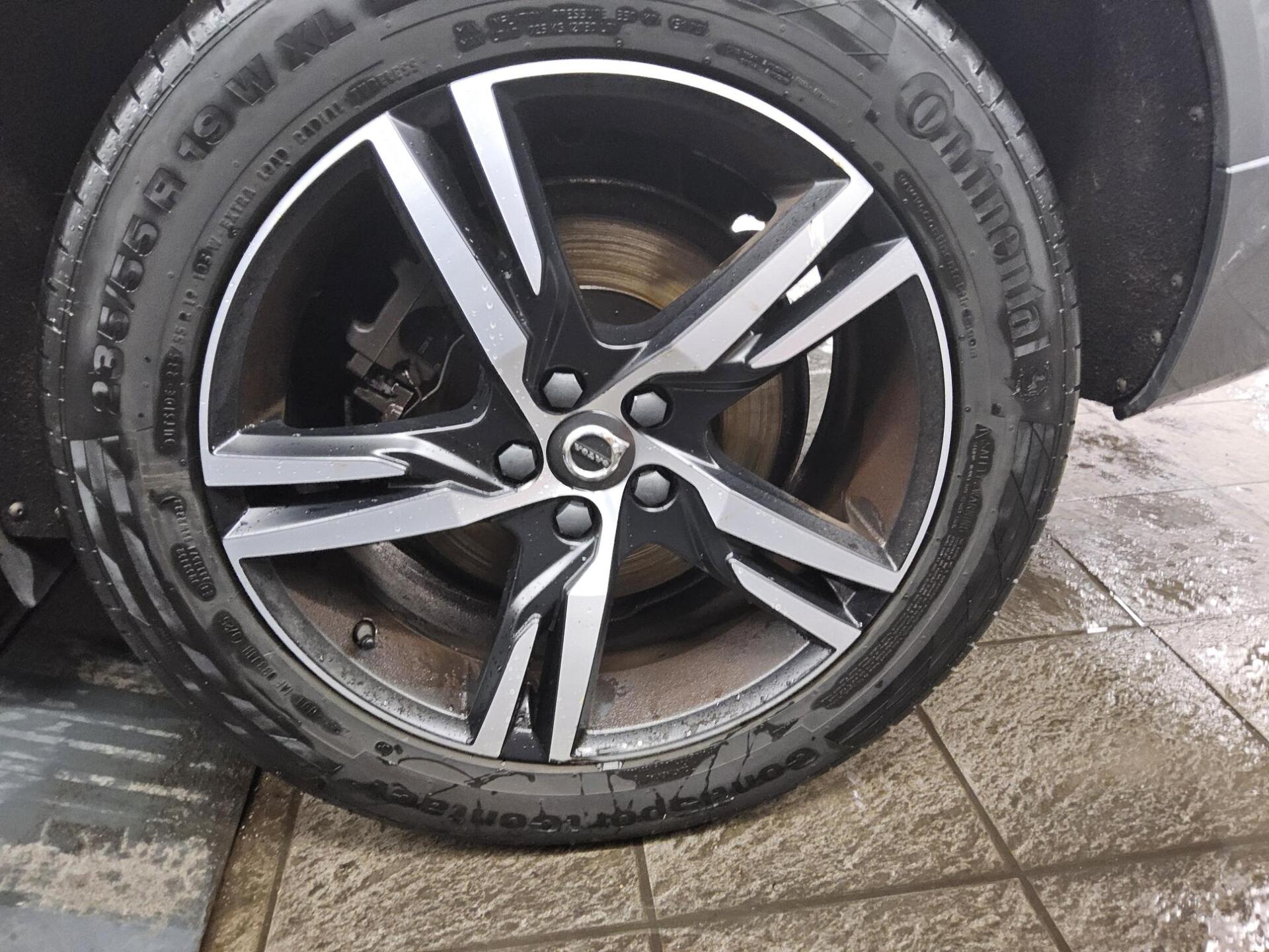 Volvo XC60 B4 D AWD R-Design Navi LED RfK AHK PDC Shz 11