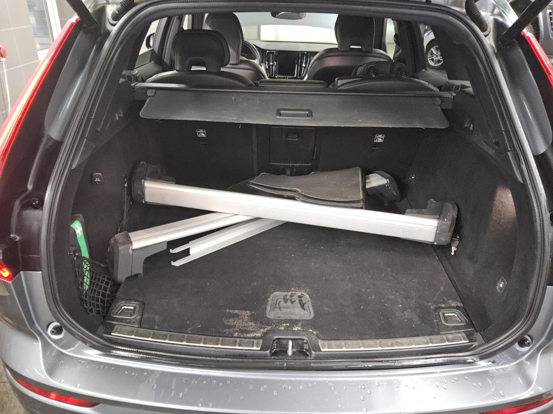 Volvo XC60 B4 D AWD R-Design Navi LED RfK AHK PDC Shz 12