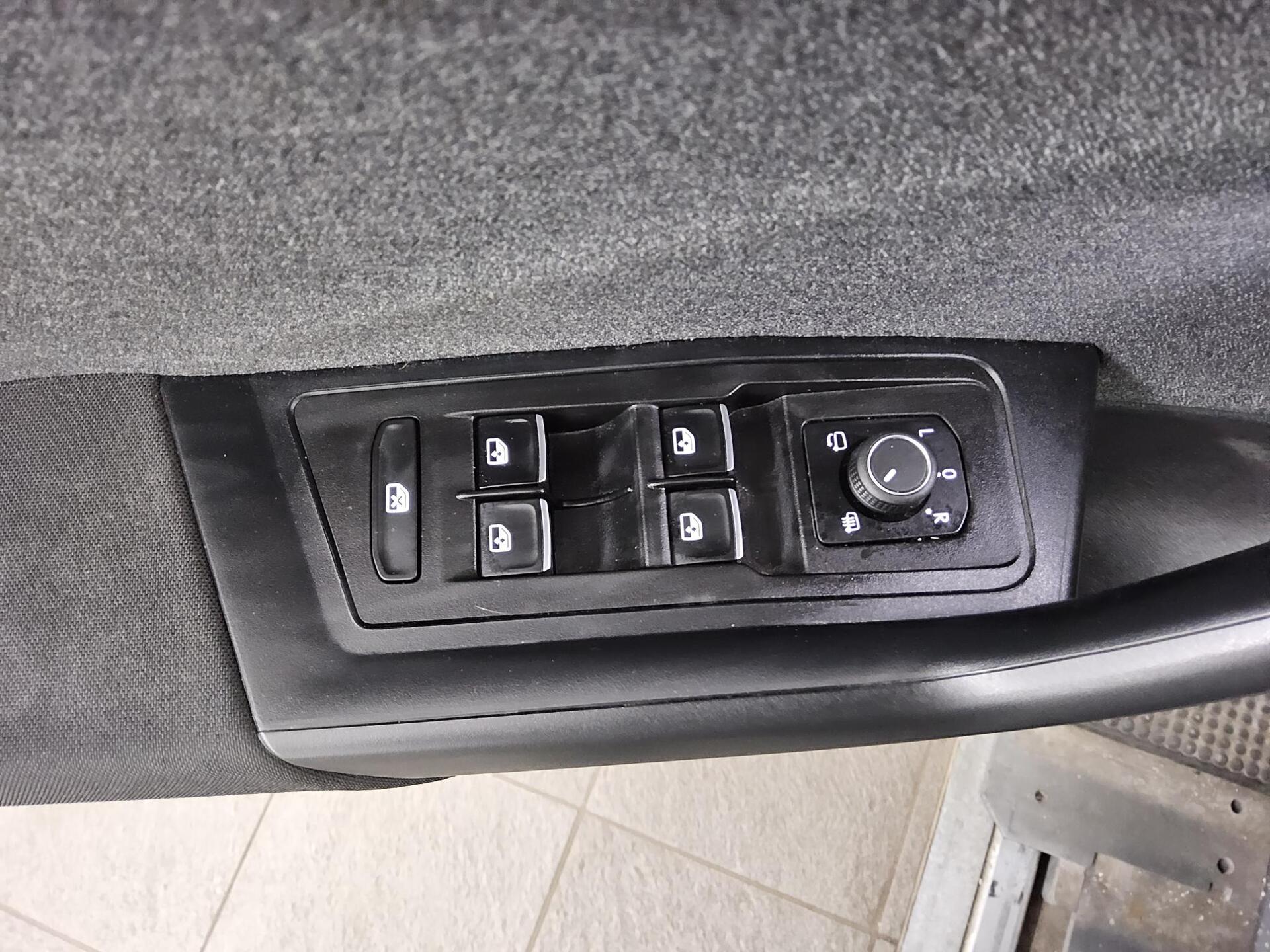 Volkswagen T-Roc 2.0 TDI Move Navi LED DC ACC Shz PDC 10