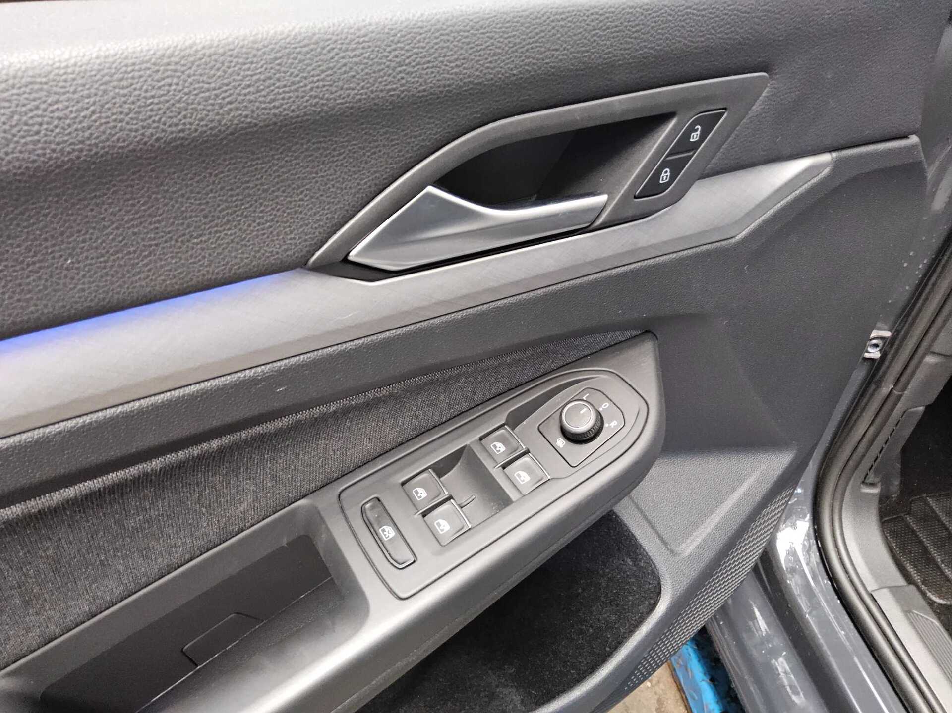 Volkswagen Golf-8 2.0 TDI Life Navi LED AID ACC PDC 10