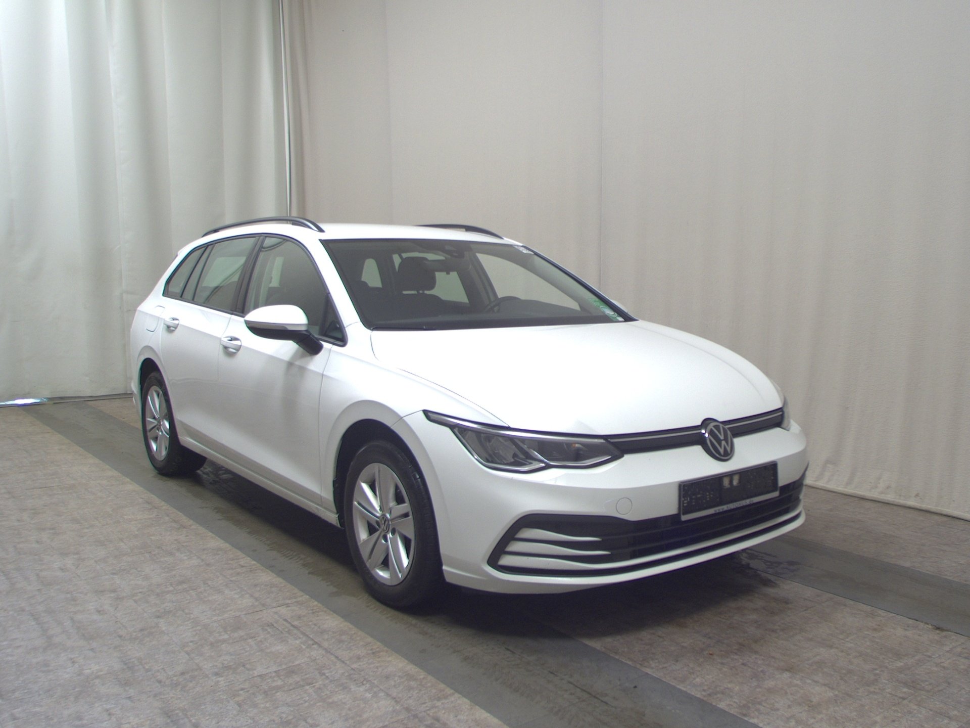 Volkswagen Golf-8 Var. 2.0 TDI Life Navi LED AID ACC PDC 3