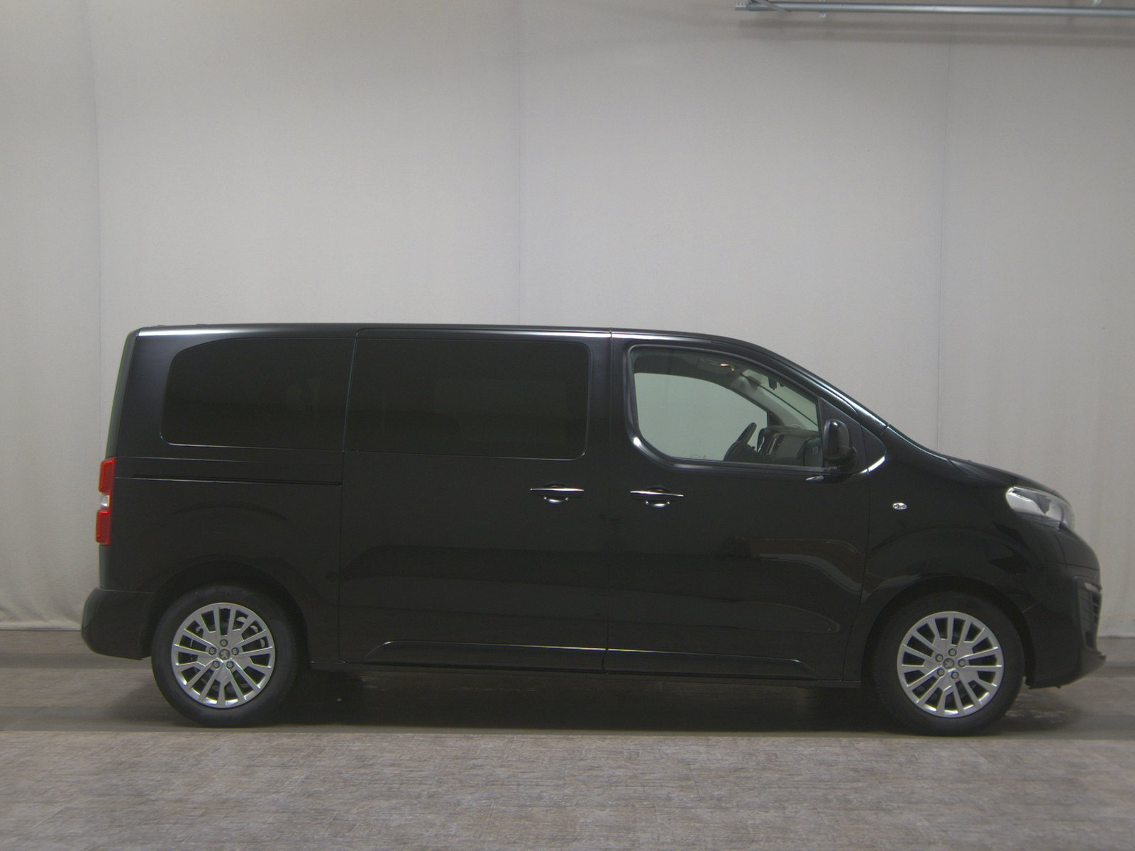 Peugeot Traveller 2.0 BlueHDi Business-Line 8-Sitze AHK