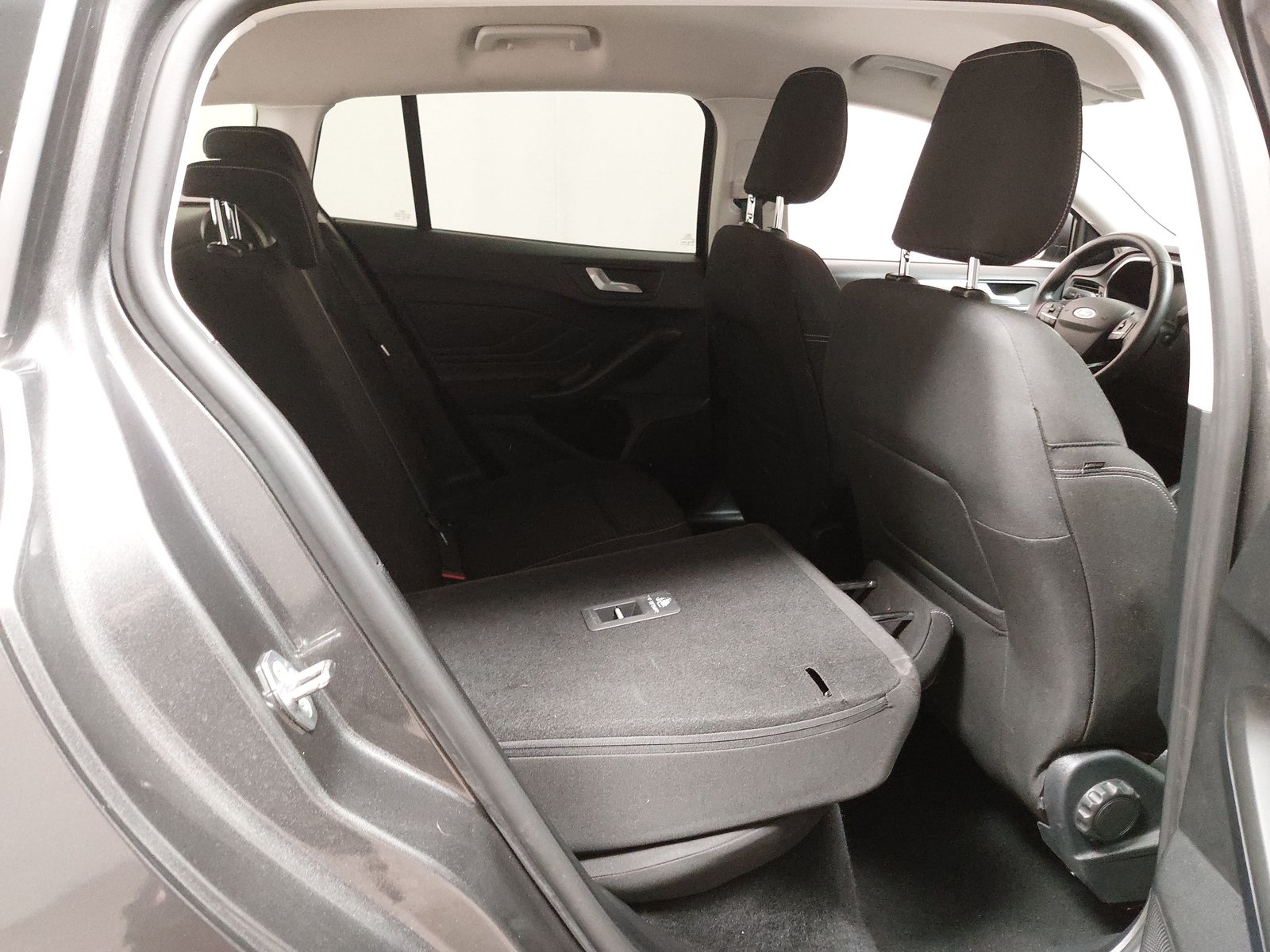 Ford Focus Turnier 1.5 EB Titanium Navi LED RFK Shz 12