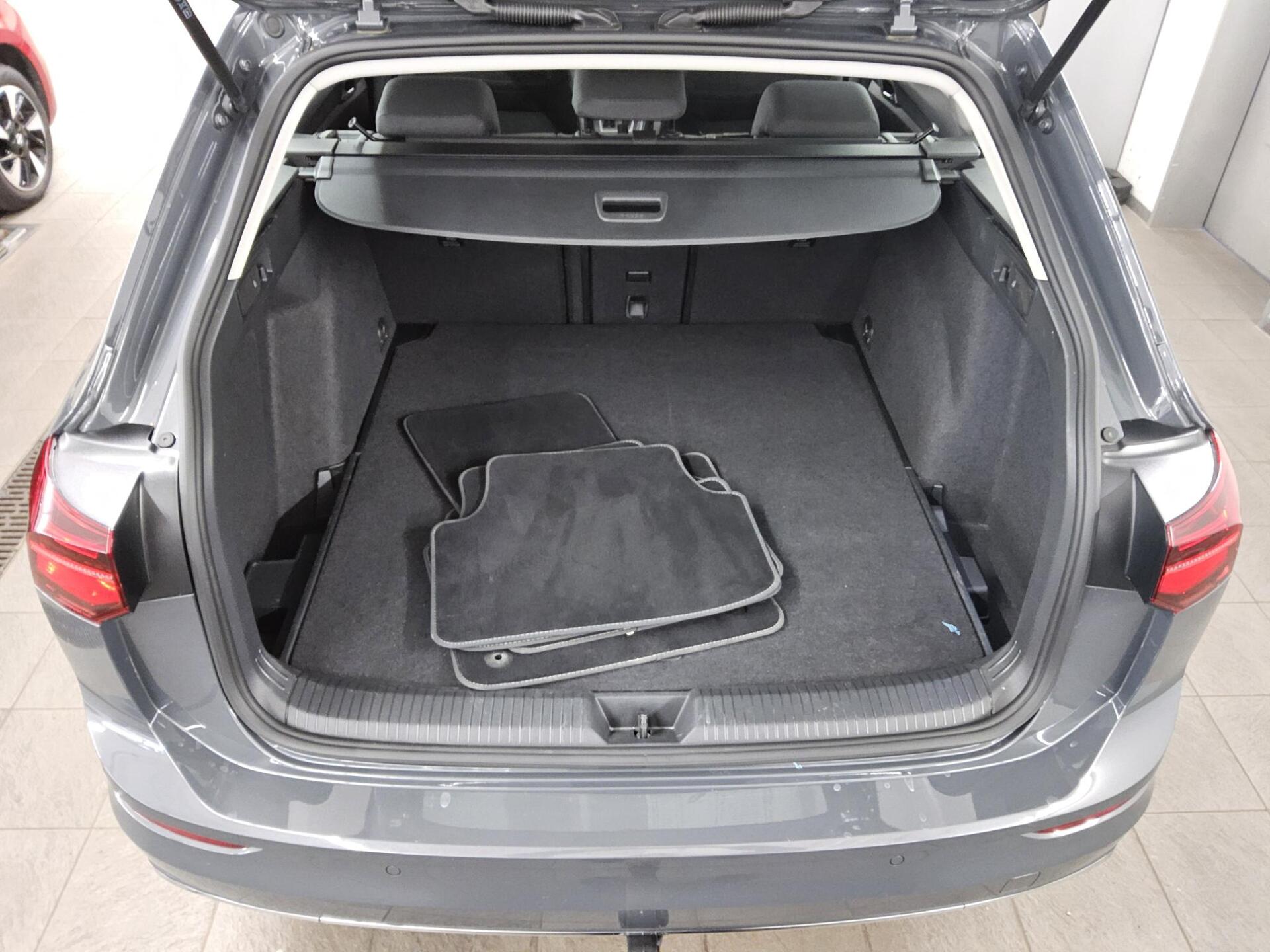 Volkswagen Golf-8 Var. 2.0 TDI Active Navi IQ.Light Pano DC 13