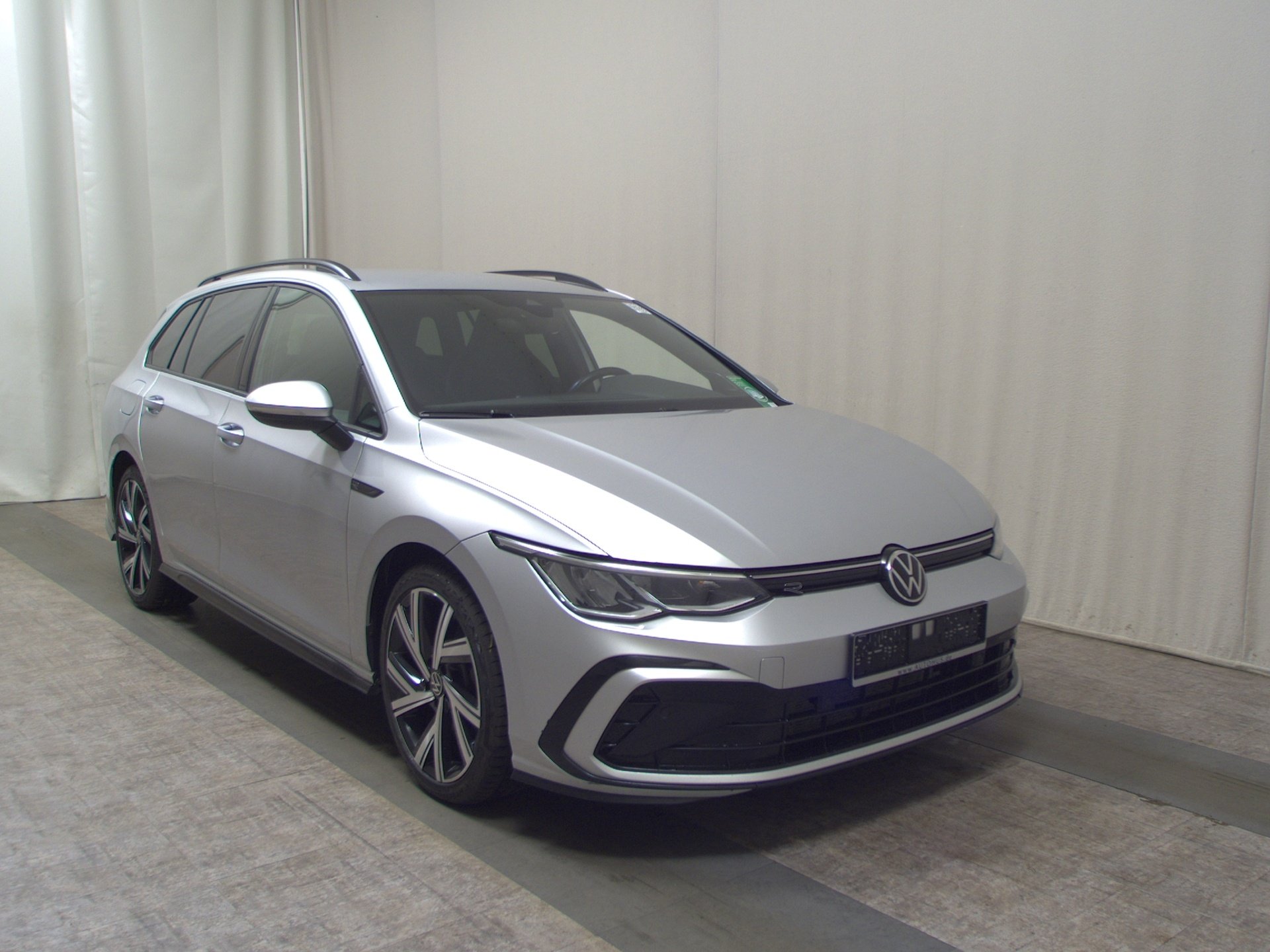 Volkswagen Golf-8 Var. 2.0 TDI R-Line Navi DC LED StHzg AHK 3