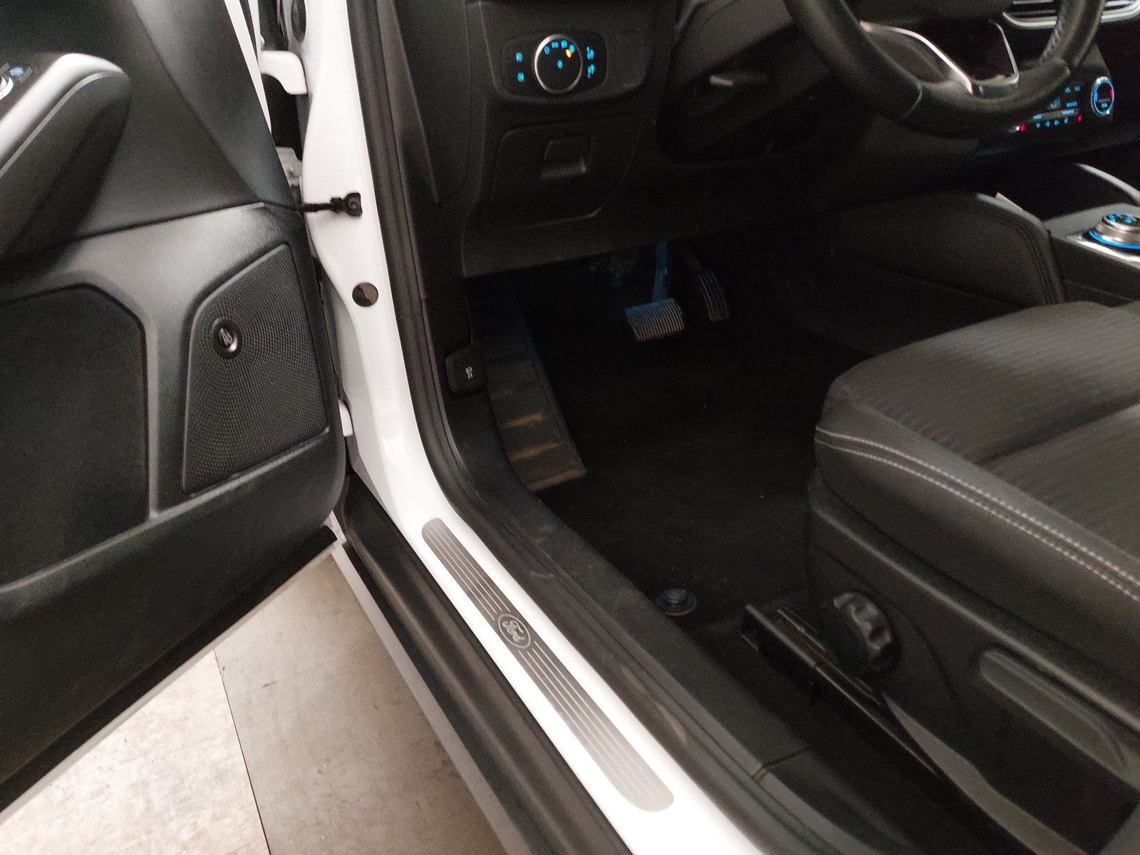 Ford Focus Turnier 2.0 EB Titanium NAVI SPORTSITZE KLIMAAUT LED RADIO 7
