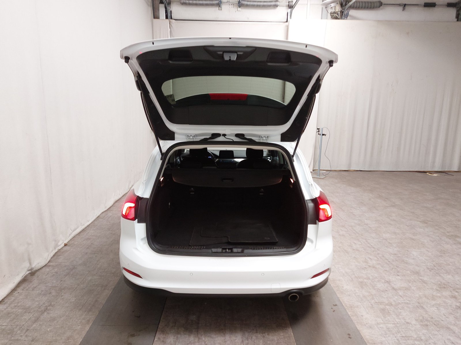 Ford Focus Turnier 2.0 EB Titanium NAVI SPORTSITZE KLIMAAUT LED RADIO 15