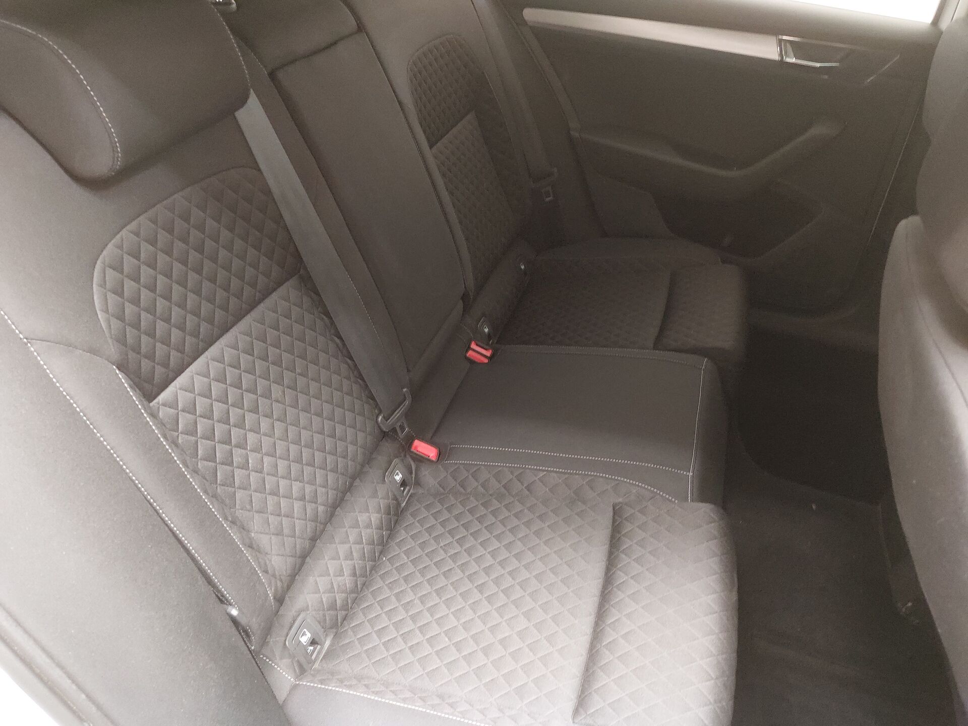 Skoda Superb Kombi 2.0 TDI Ambition NAVI LED DC Sound 17