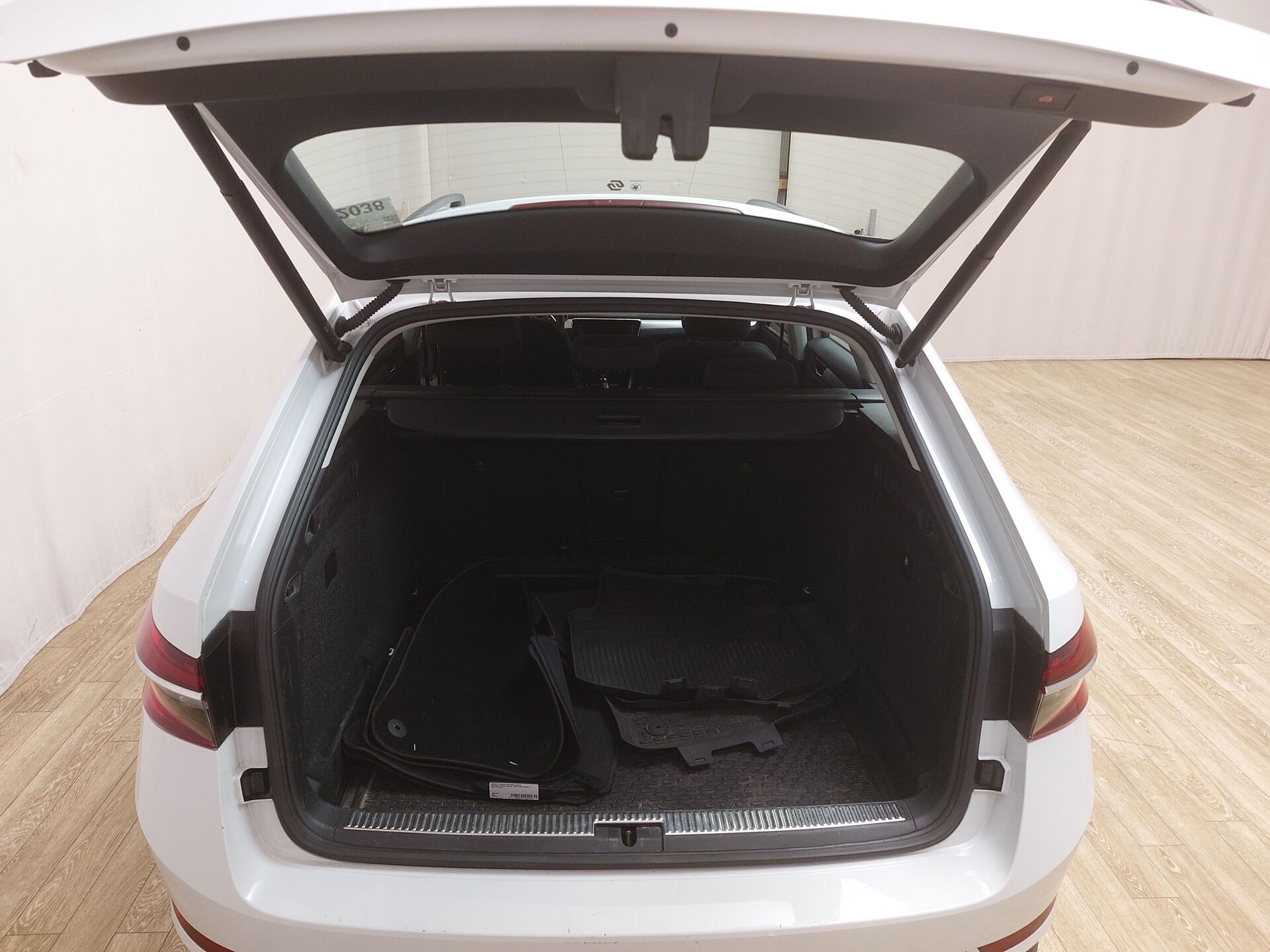 Skoda Superb Kombi 2.0 TDI Ambition NAVI LED DC Sound 19