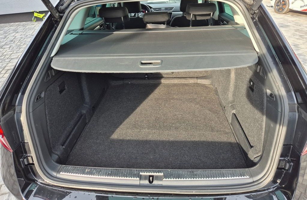 Skoda Superb 2.0 2023 12