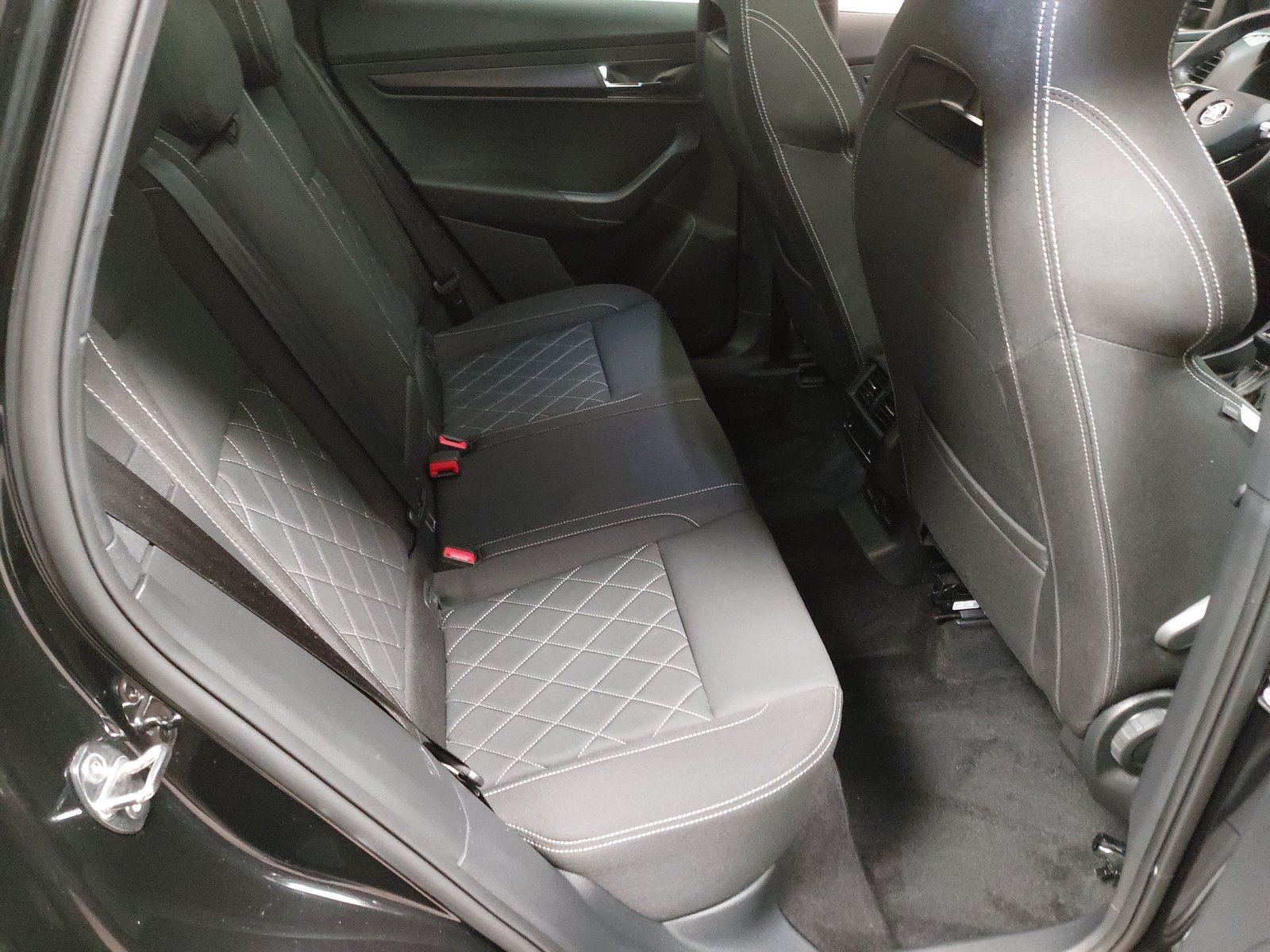 Skoda Karoq 2.0 TDI 4x4 SportLine AHK 12