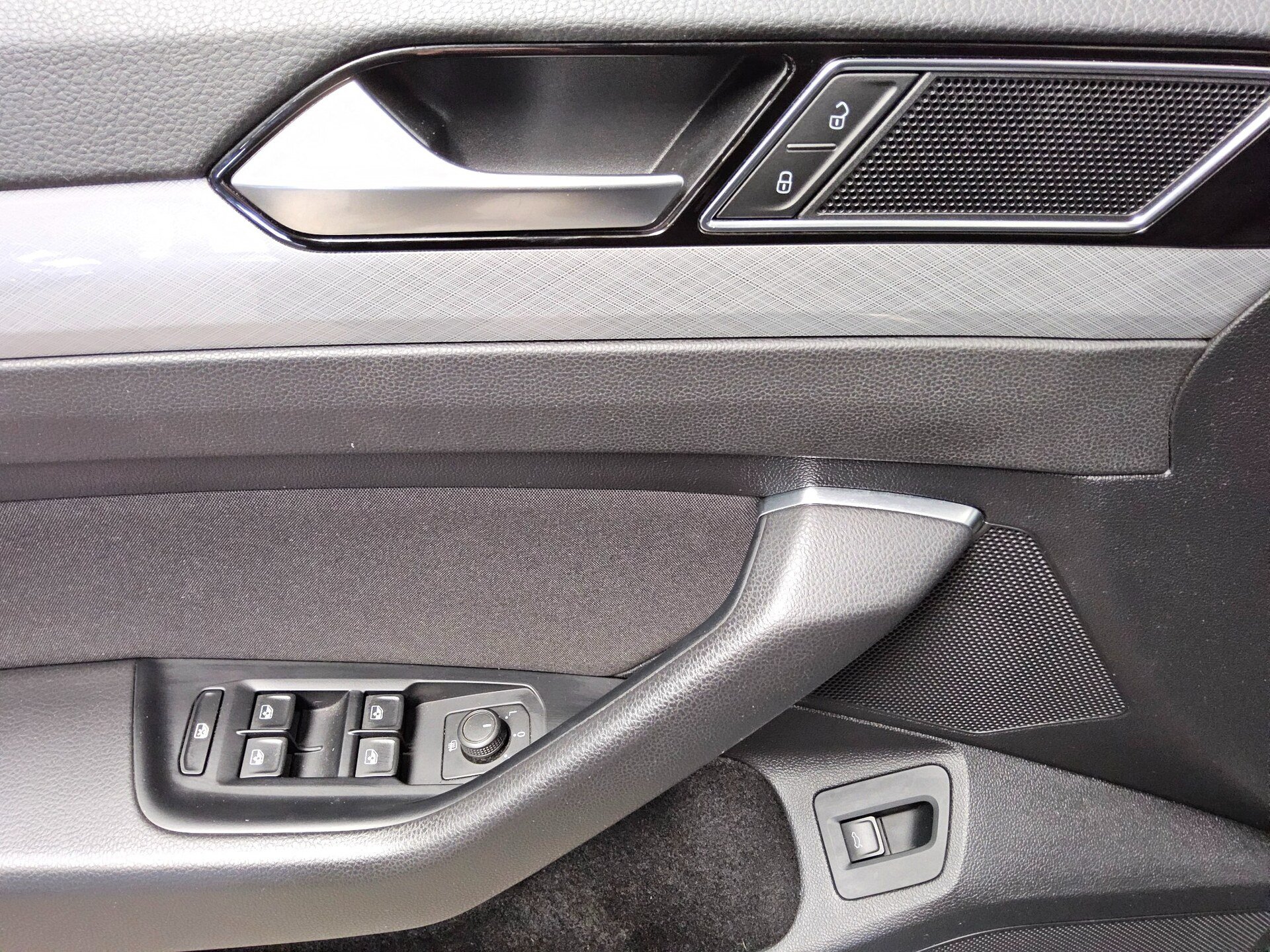 Volkswagen Passat Var. 2.0 TDI Business Navi LED RfK AHK 9
