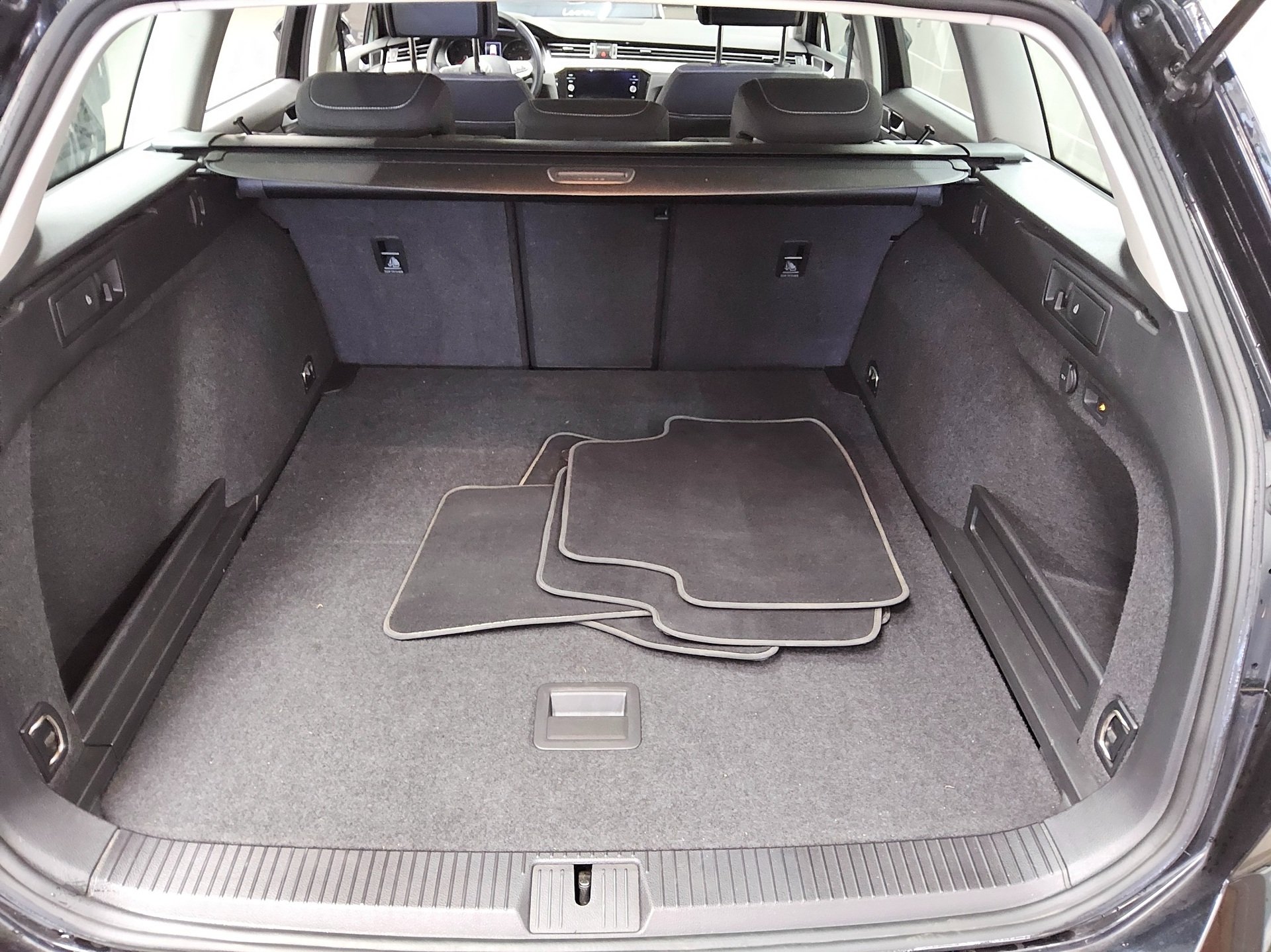 Volkswagen Passat Var. 2.0 TDI Business Navi LED RfK AHK 11