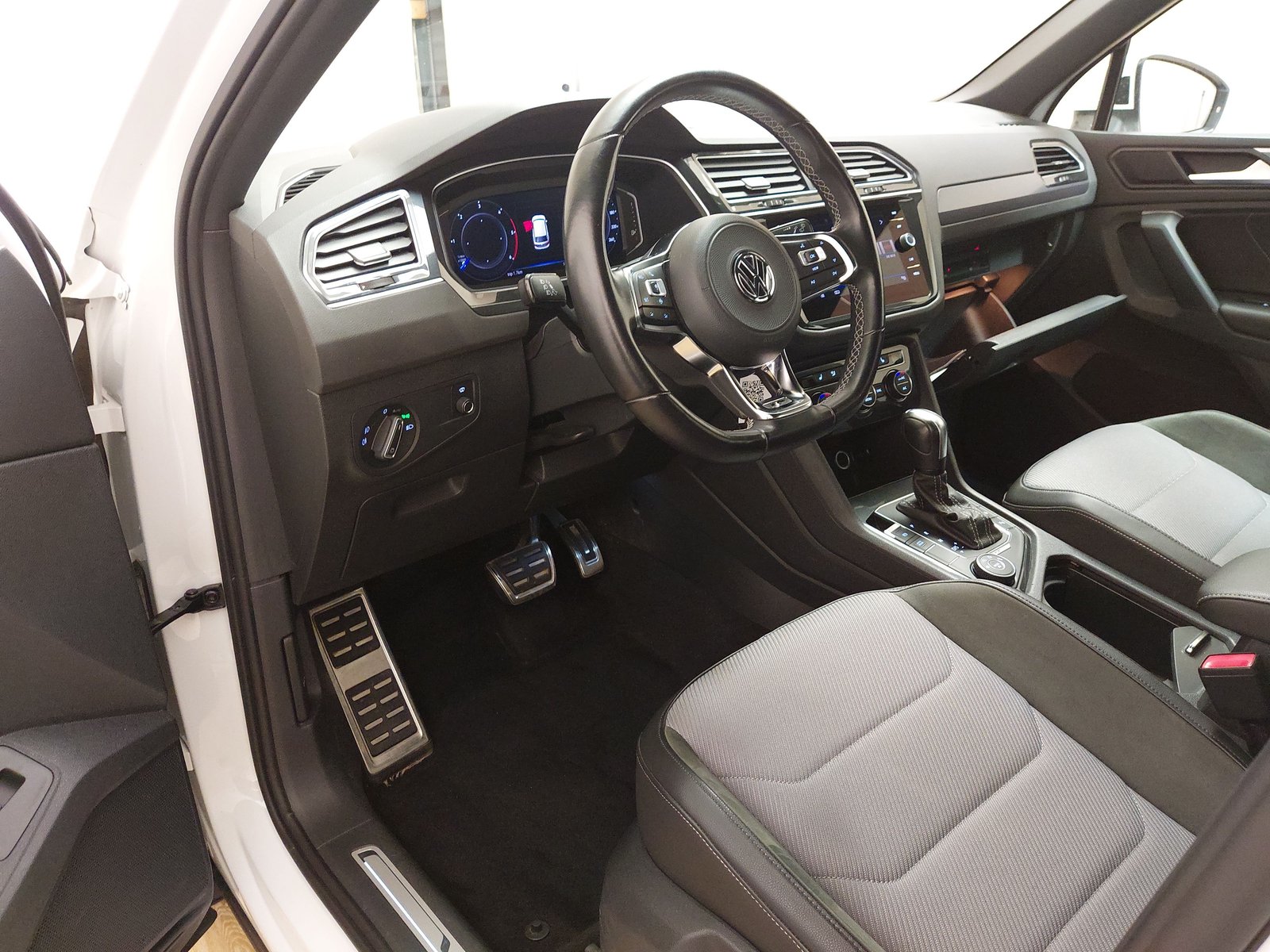 Volkswagen Tiguan 2.0 TDI R-Line Navi Shz RFK AID LED 9