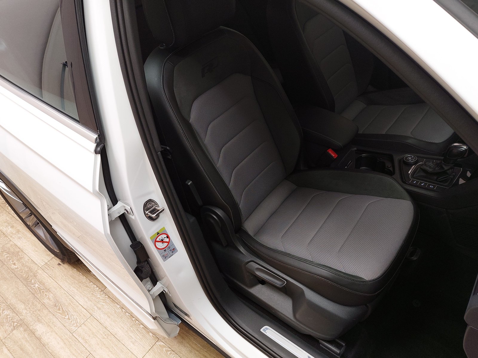 Volkswagen Tiguan 2.0 TDI R-Line Navi Shz RFK AID LED 13