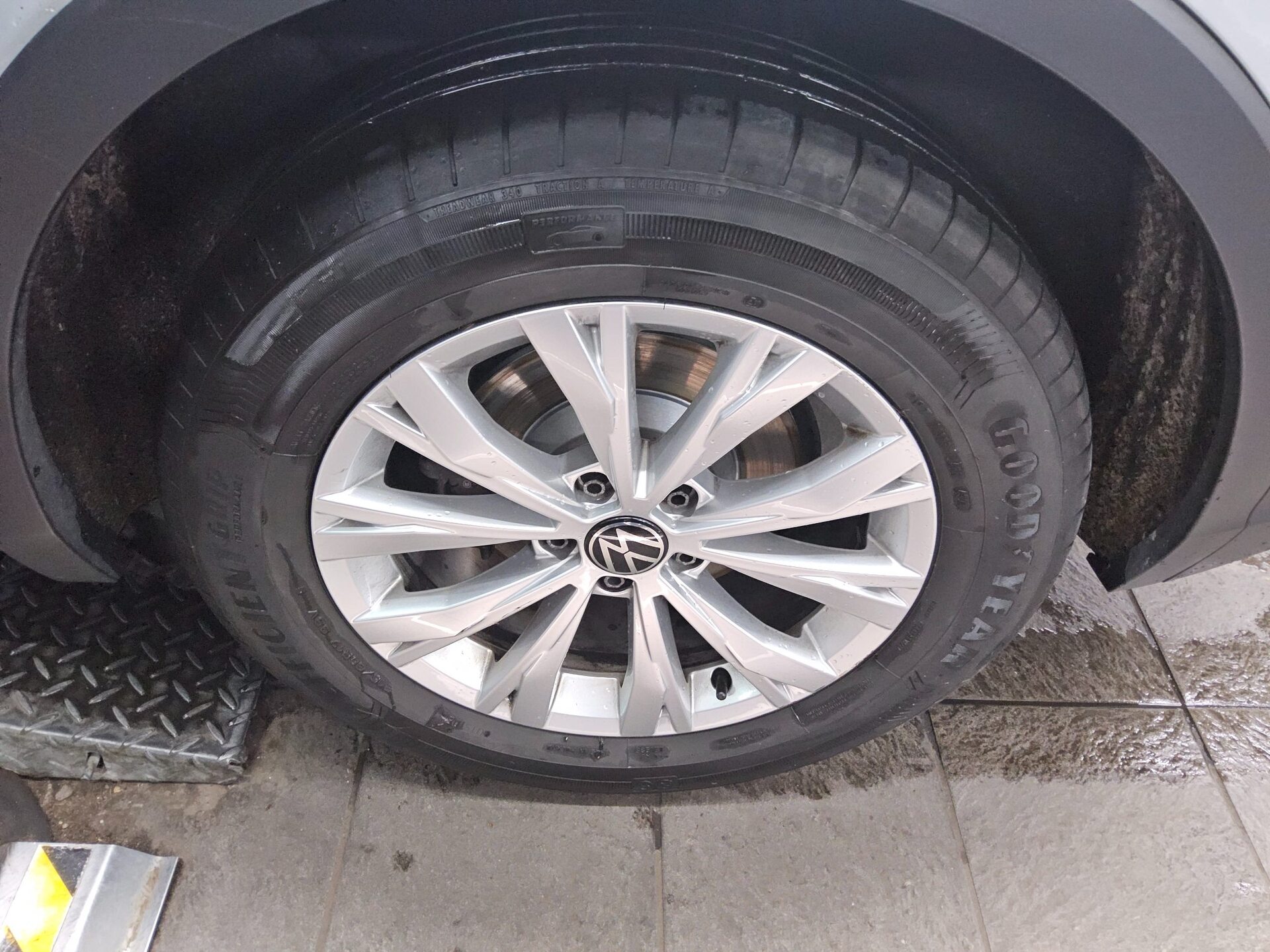 Volkswagen Tiguan 2.0 TDI Navi Matrix AHK ACC 10