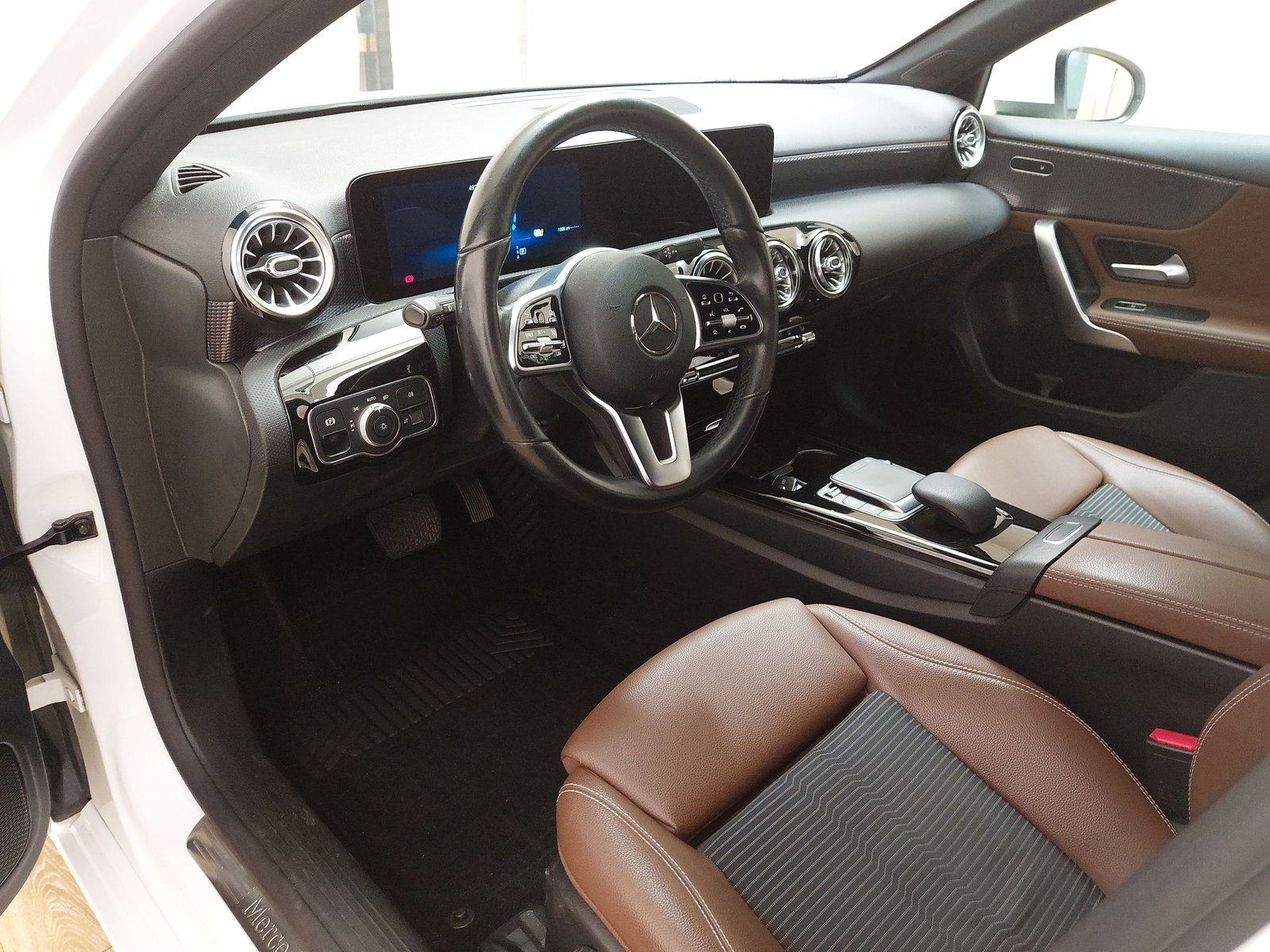 Mercedes-Benz A 250 e Progressive T-Leder Navi MB-LED PDC 6