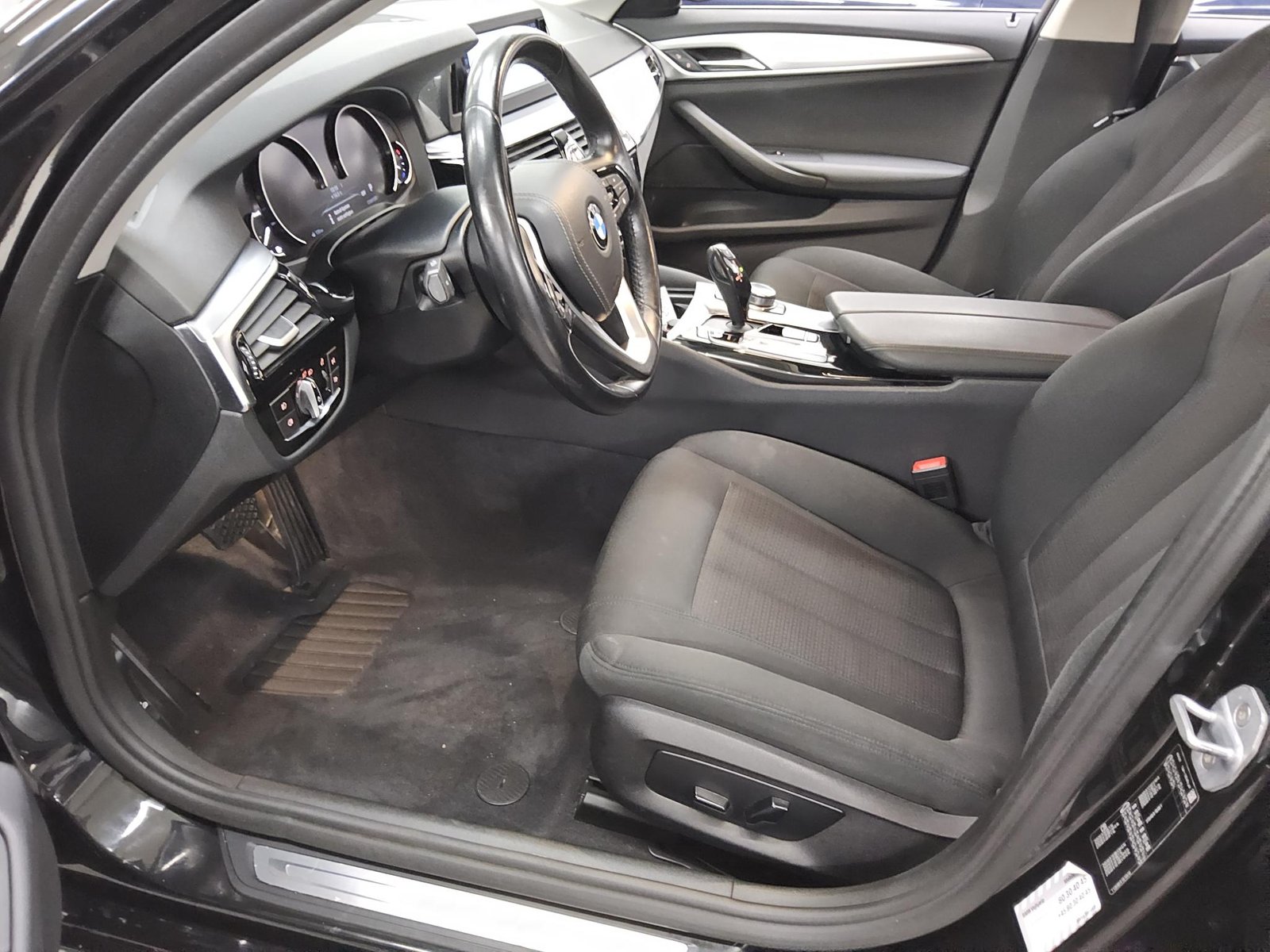 BMW 520dA Navi LED AHK PDC SHZ 8