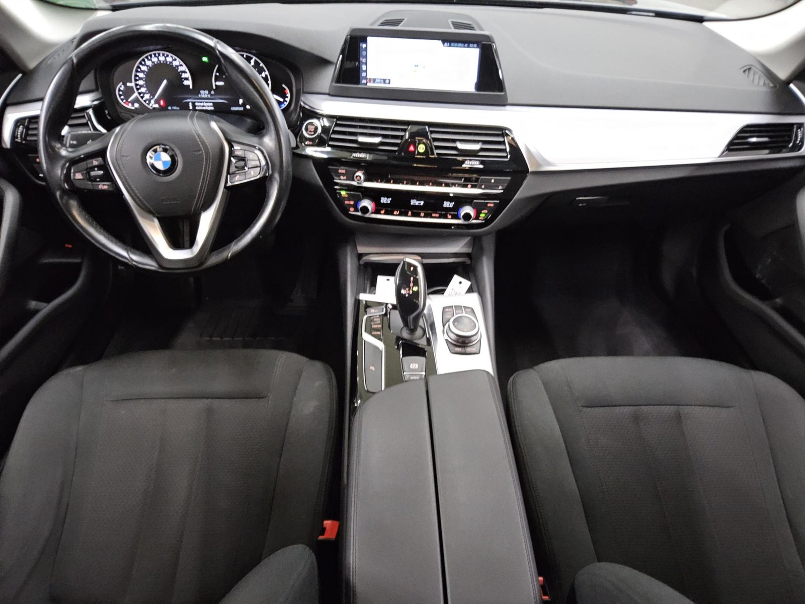 BMW 520dA Navi LED AHK PDC SHZ 5