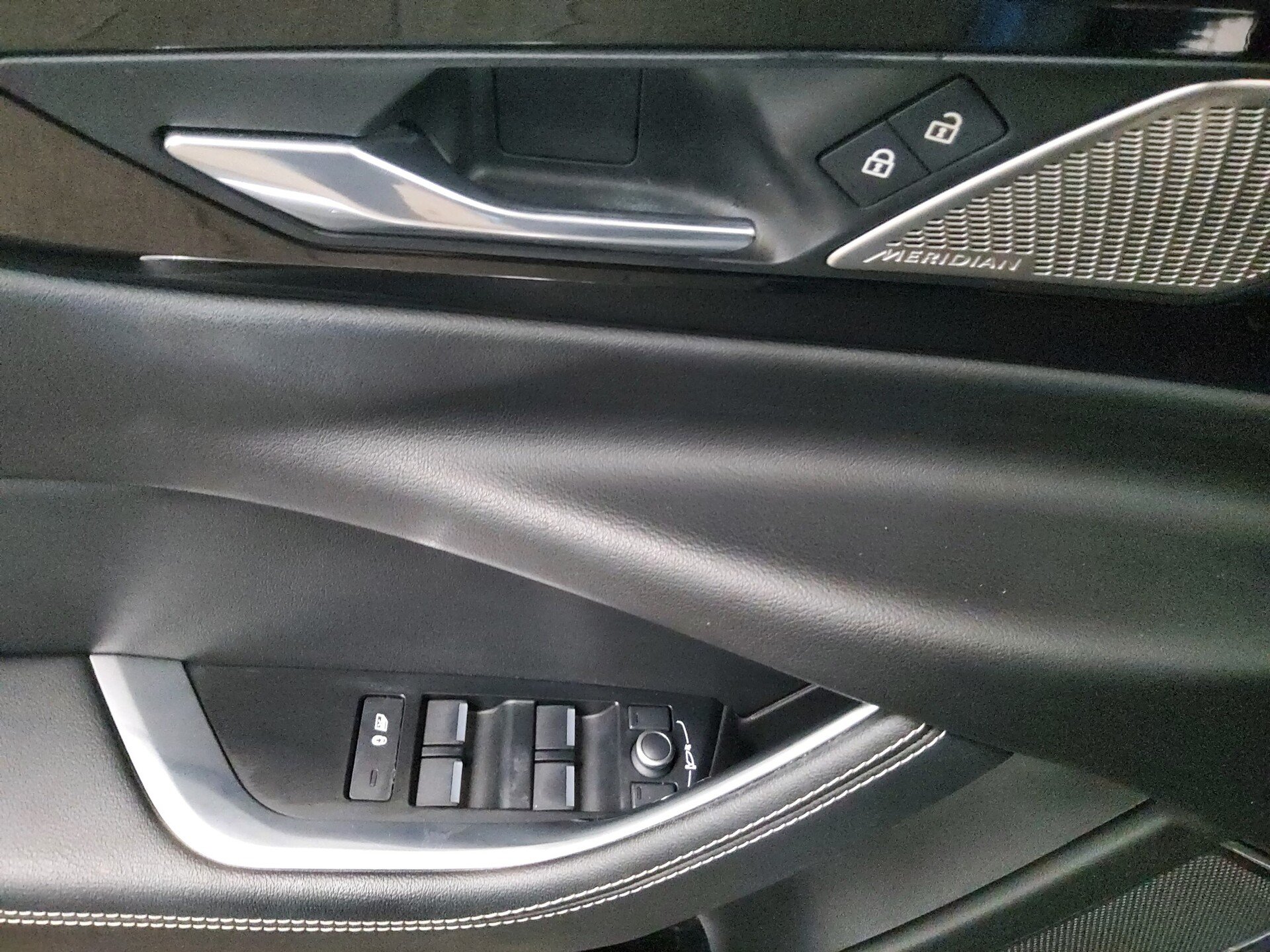 Jaguar XE P250 AWD R-Dynamic Leder Navi LED 360° ACC 9