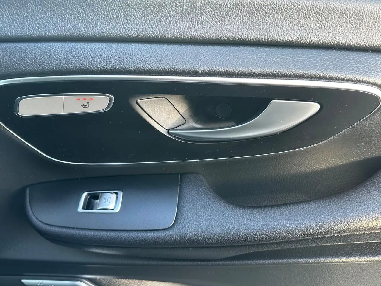 Mercedes-Benz V 300 LANG AIRMATIC PANO LIEGEPAKET EL.TÜREN AHK 13