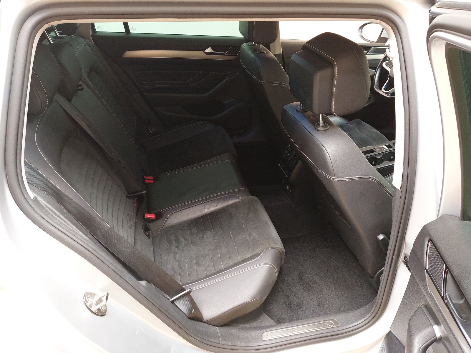 Volkswagen Passat Var. 2.0 TDI Elegance AID Navi Matrix AHK 12
